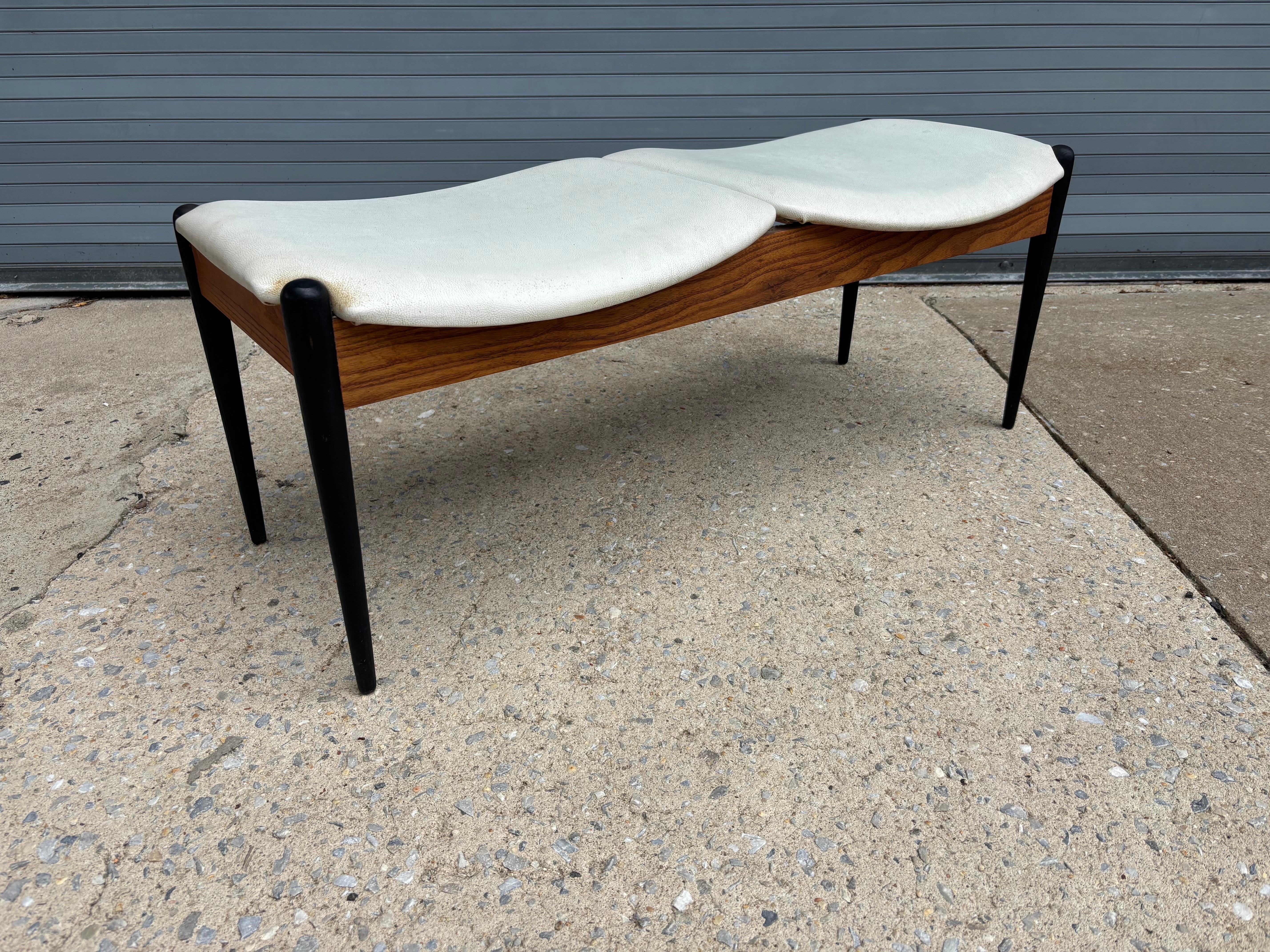 Arthur Umanoff für Washington Wood Craft 2 Sitzbank.  Dänisch inspiriertes Design, schwarze Beine mit blonden Zierleisten und geschwungene Sitze.  Alles original!  Vinyl und Schaumstoff immer noch ziemlich gut!  Behält das ursprüngliche Label.