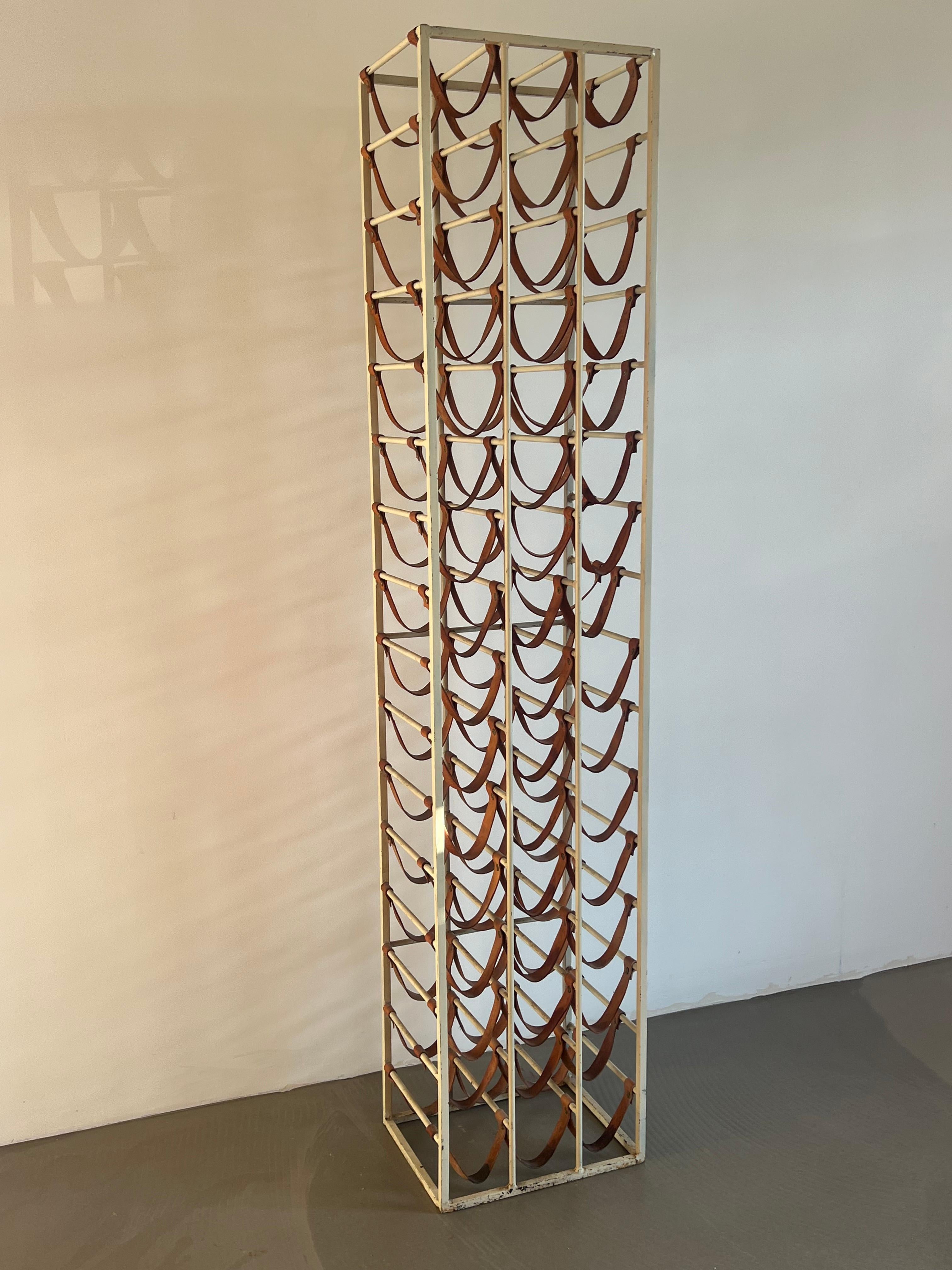 Este exquisito botellero de 48 botellas, diseñado por el célebre diseñador moderno de mediados de siglo Arthur Umanoff, es un sorprendente ejemplo de diseño funcional a la par que elegante. Fabricada en la década de 1960-1970, esta pieza presenta
