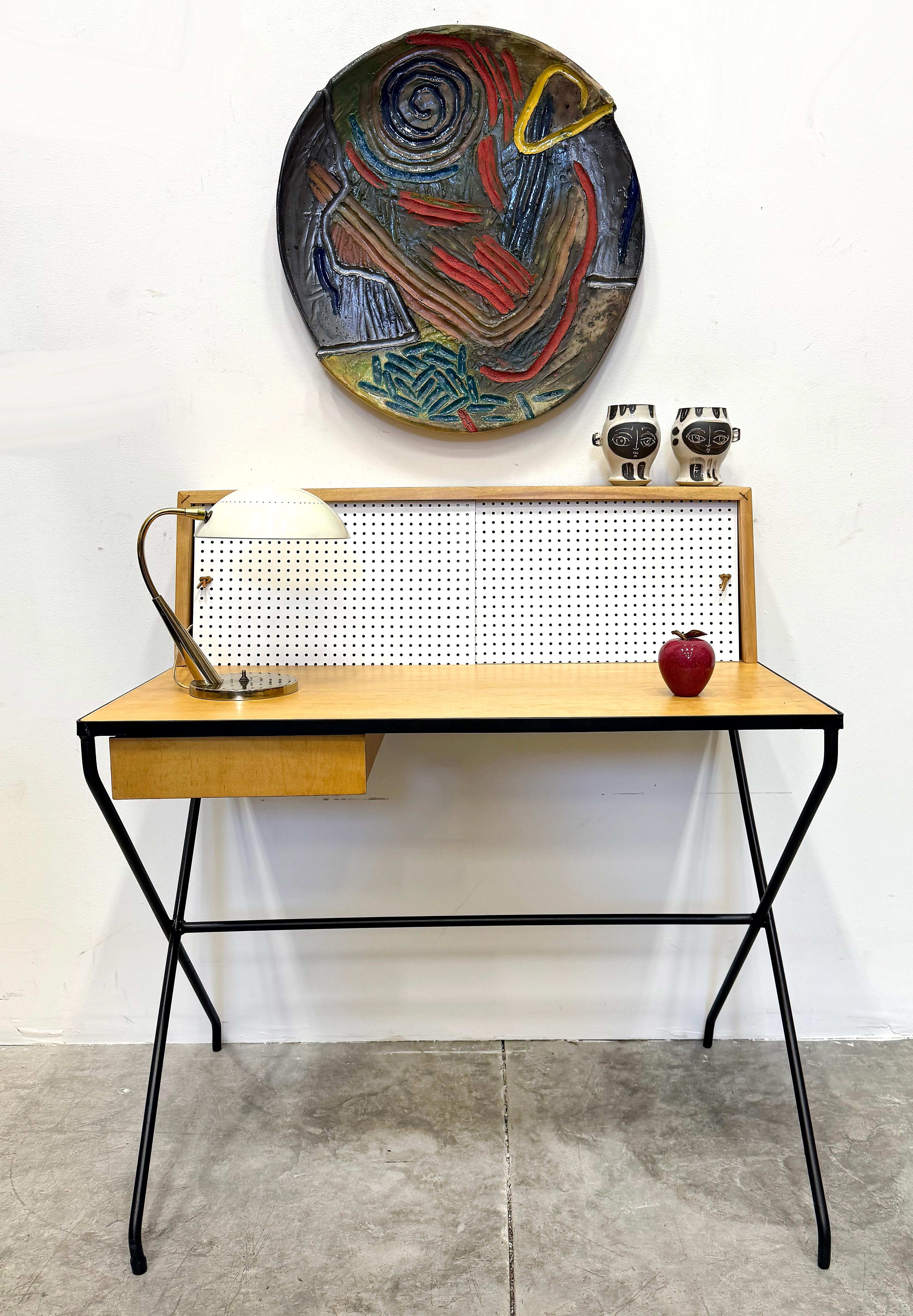 Scrivania anni '50 di Arthur Umanoff in ferro battuto, Wood per Elton's 


Viene offerto in vendita un raro scrittoio del Midcentury Modern, quintessenza del design degli anni '50, di Arthur Umanoff per la Elton Writing Desk Company.  La scrivania