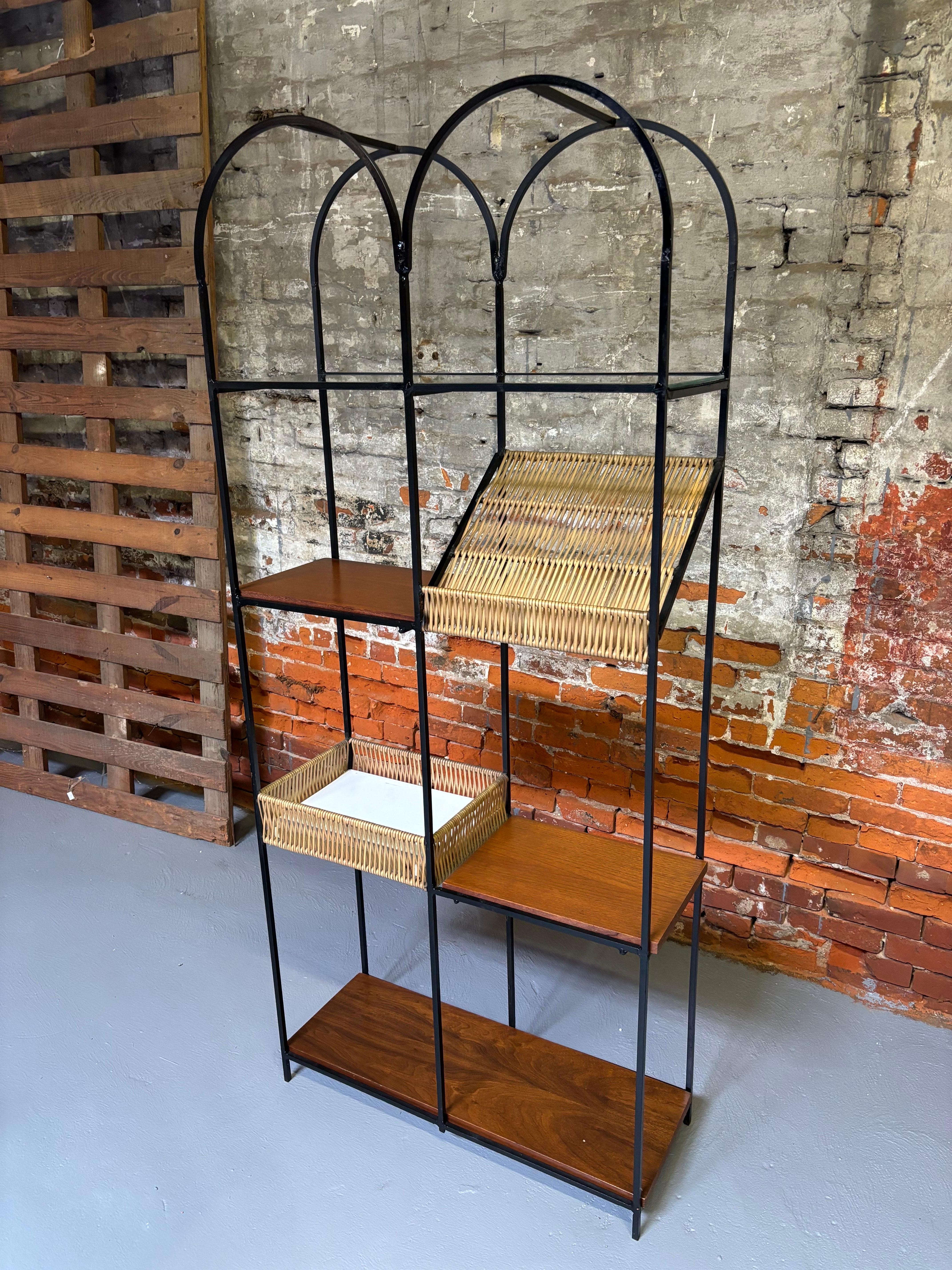 Scaffale/Bar in ferro e legno di Arthur Umanoff.  Grande spazio per riporre le bottiglie con un cestino chiuso!  La parte superiore è un ripiano in vetro.  Perfetto da usare in piedi in uno spazio o contro una parete.
