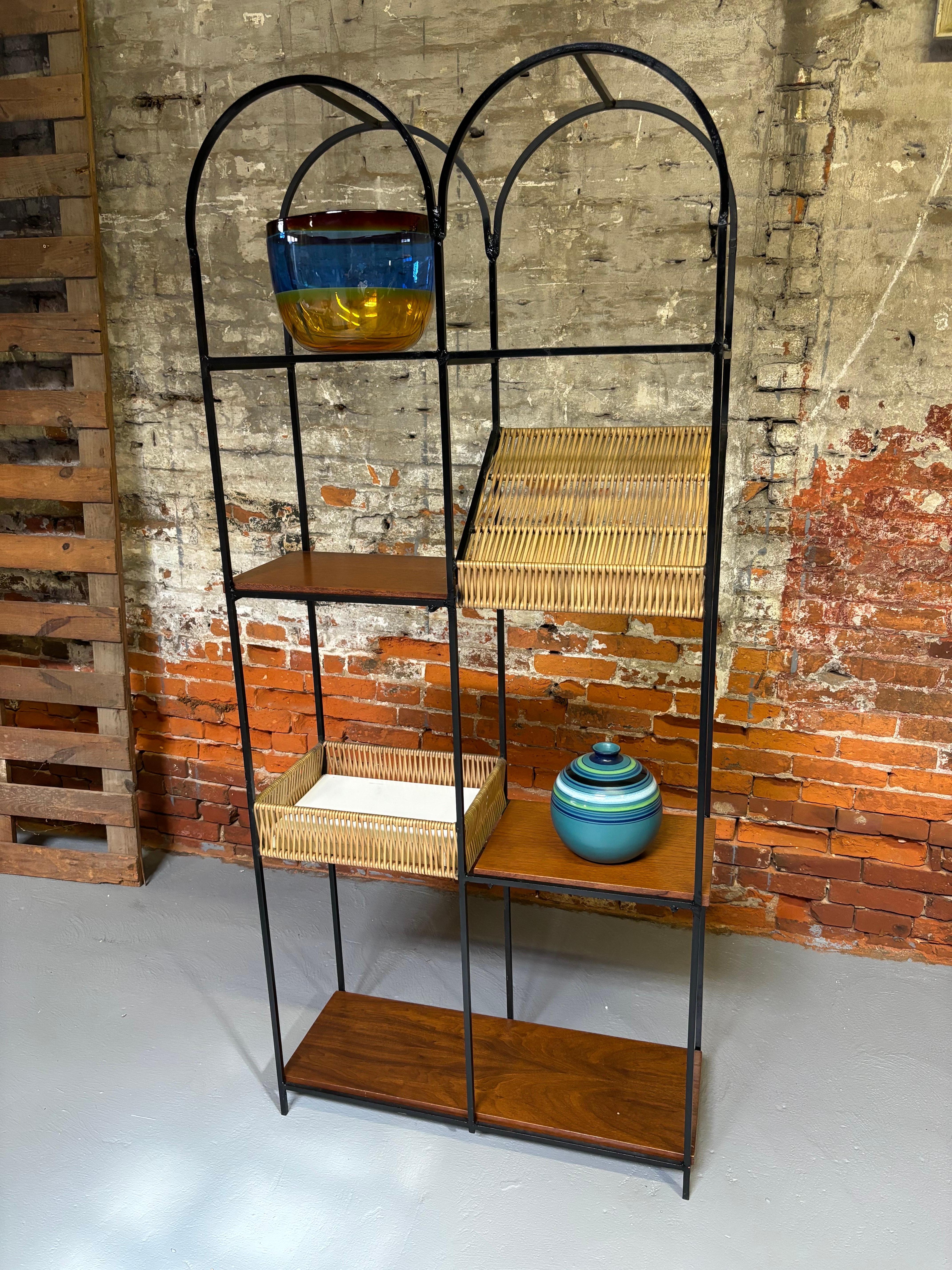 Rattan Scaffale da bar Arthur Umanoff in vendita