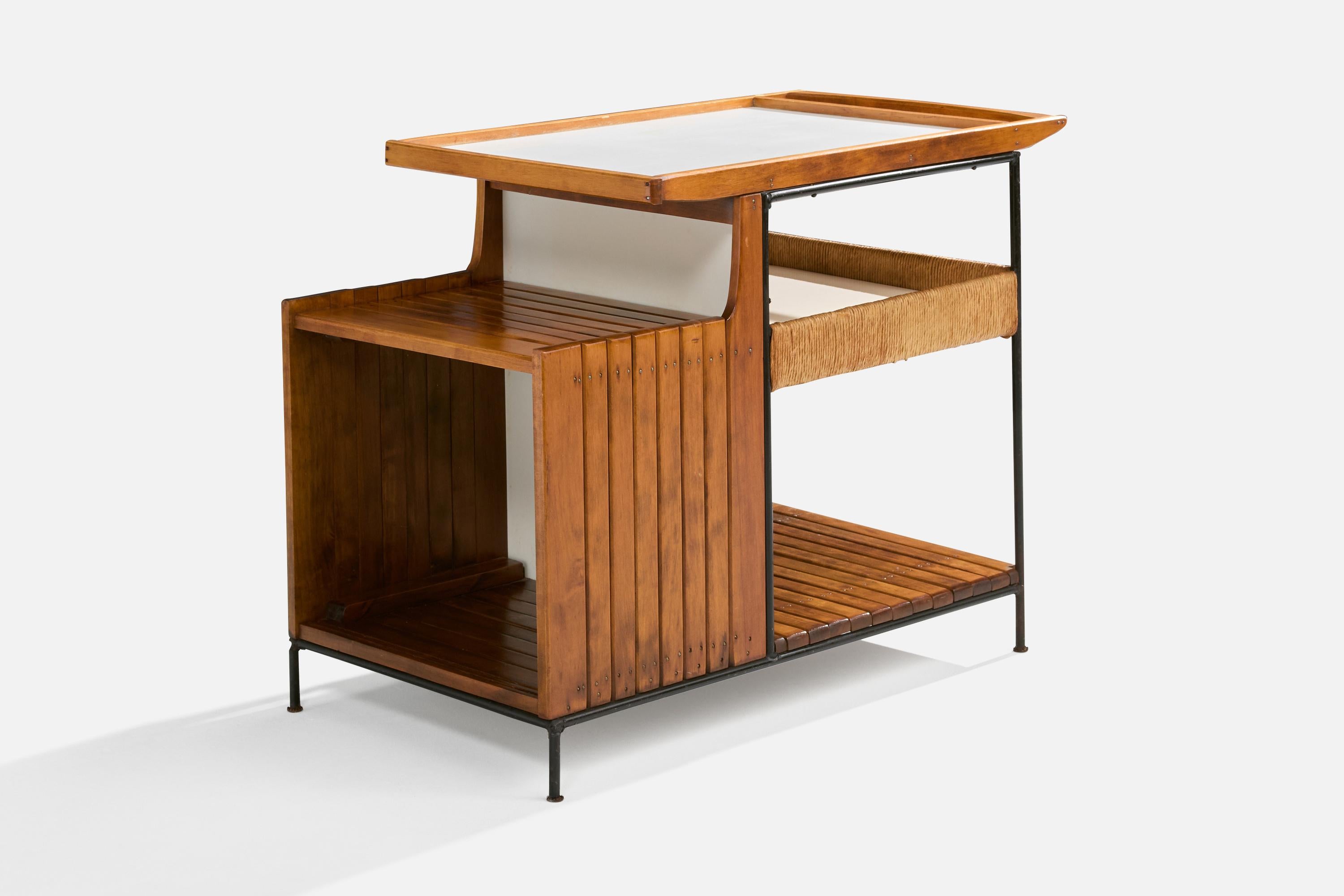 Carrello da bar in ferro laccato nero, betulla, giunco e formica bianca progettato da Arthur Umanoff e prodotto da Raymor, USA, anni '50 circa.

Leggera macchia sulla parte superiore.

Dimensioni: 27,5