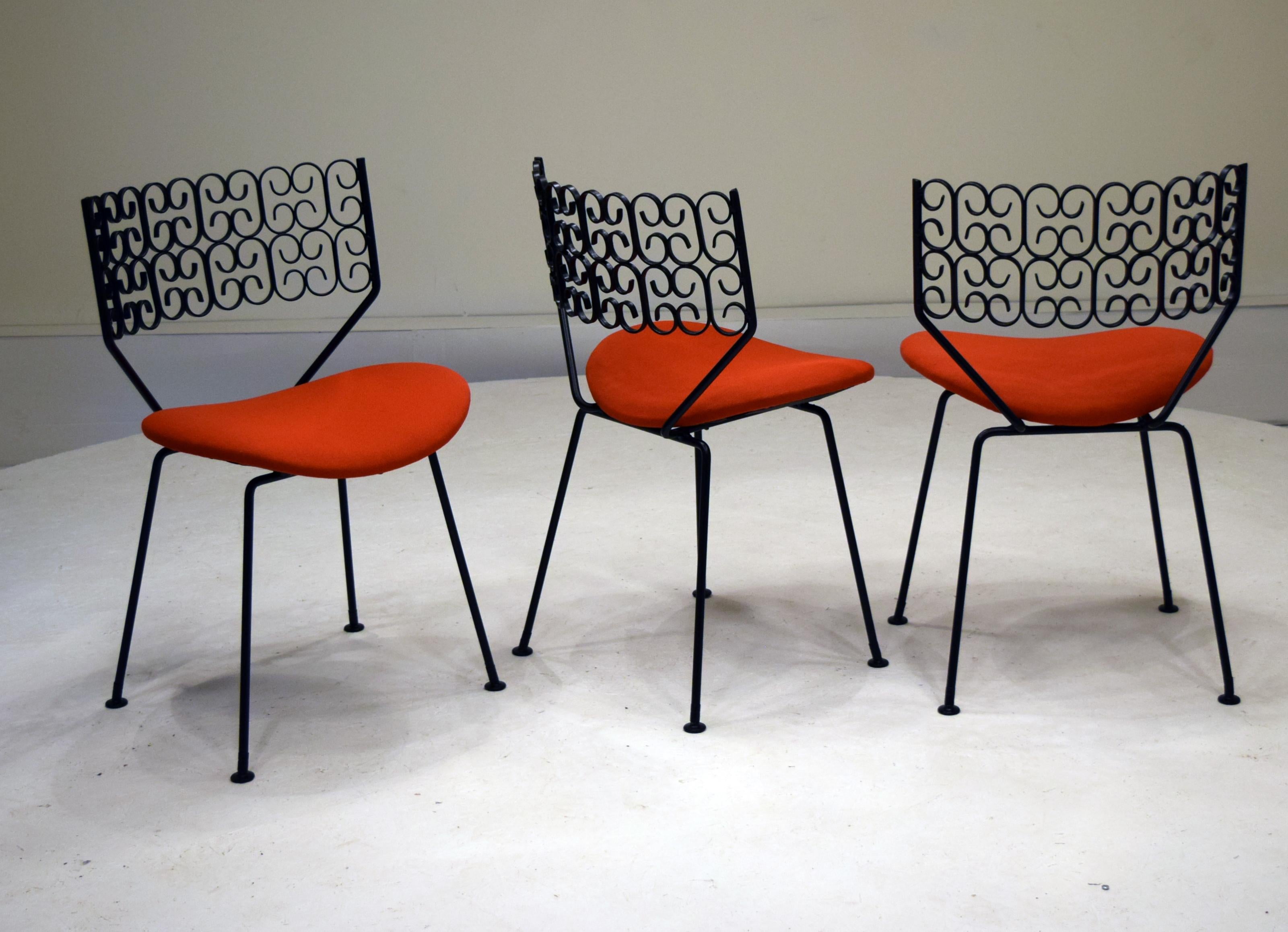 Distributed by Raymor, designed by Arthur Umanoff in 1961 and produced by Boyeur Scortt for their Granada collection. Complete dining suite set.
Chairs measure 19