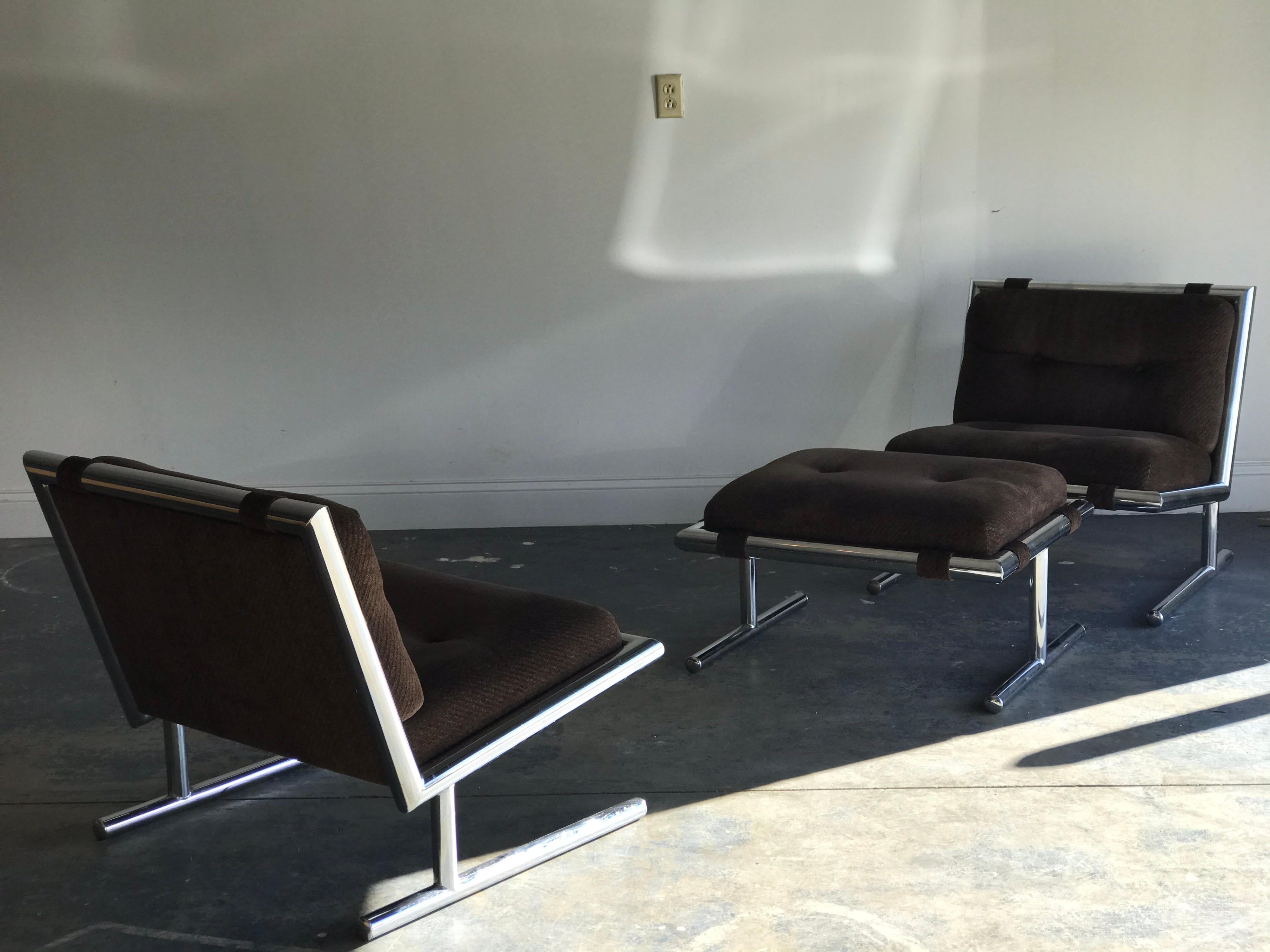 Unusual chrome frame slipper chairs and ottoman by Arthur Umanoff for Directional, 1971. Chrome tube sled base with cantilevered design. Very good vintage condition.

Measures: Chairs
27.5” tall
29” deep
29” wide
14”- 15.5