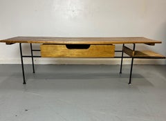 Table basse/table basse Arthur Umanoff avec étagère et tiroir en orme, fer et cordon