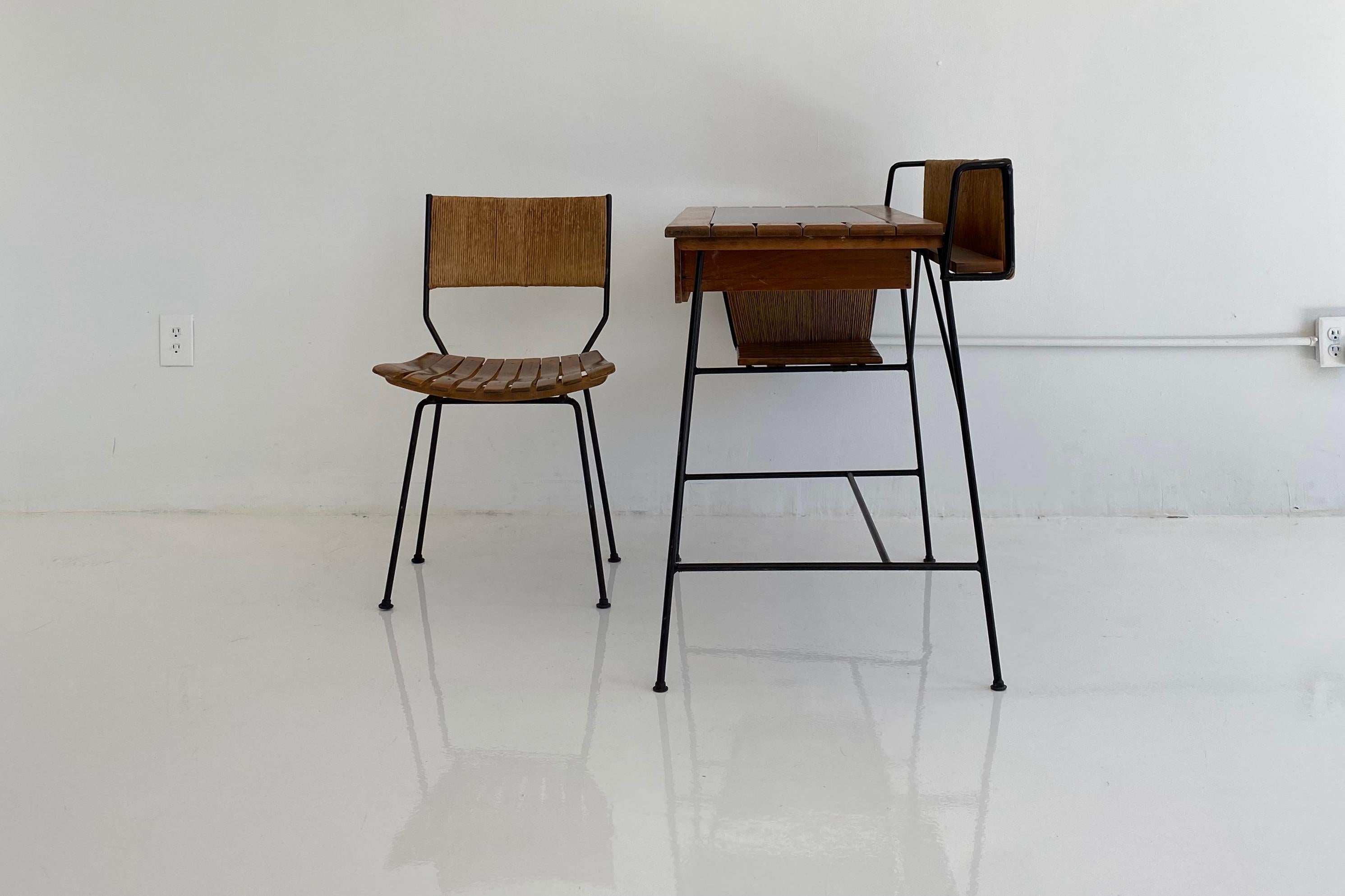 Schreibtisch und Stuhl von Arthur Umanoff. Äußerst elegantes und zeitloses Design mit einem Eisenrahmen, Latten aus Walnussholz und Akzenten aus Binsen, die ihm den klassischen Umanoff-Look verleihen. Eine mittlere Schublade und ein kleines Regal an