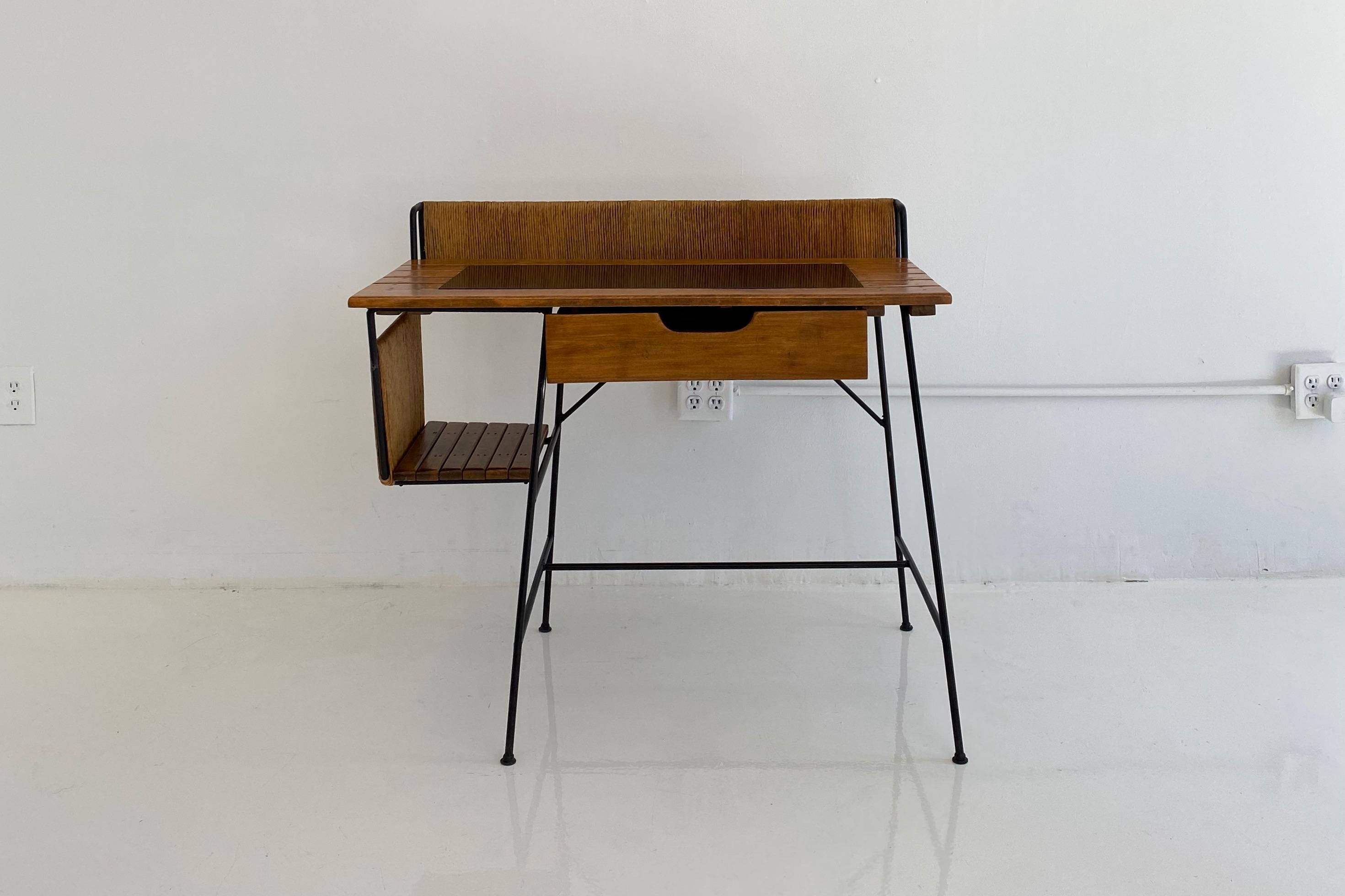 Schreibtisch und Stuhl von Arthur Umanoff (amerikanisch) im Angebot