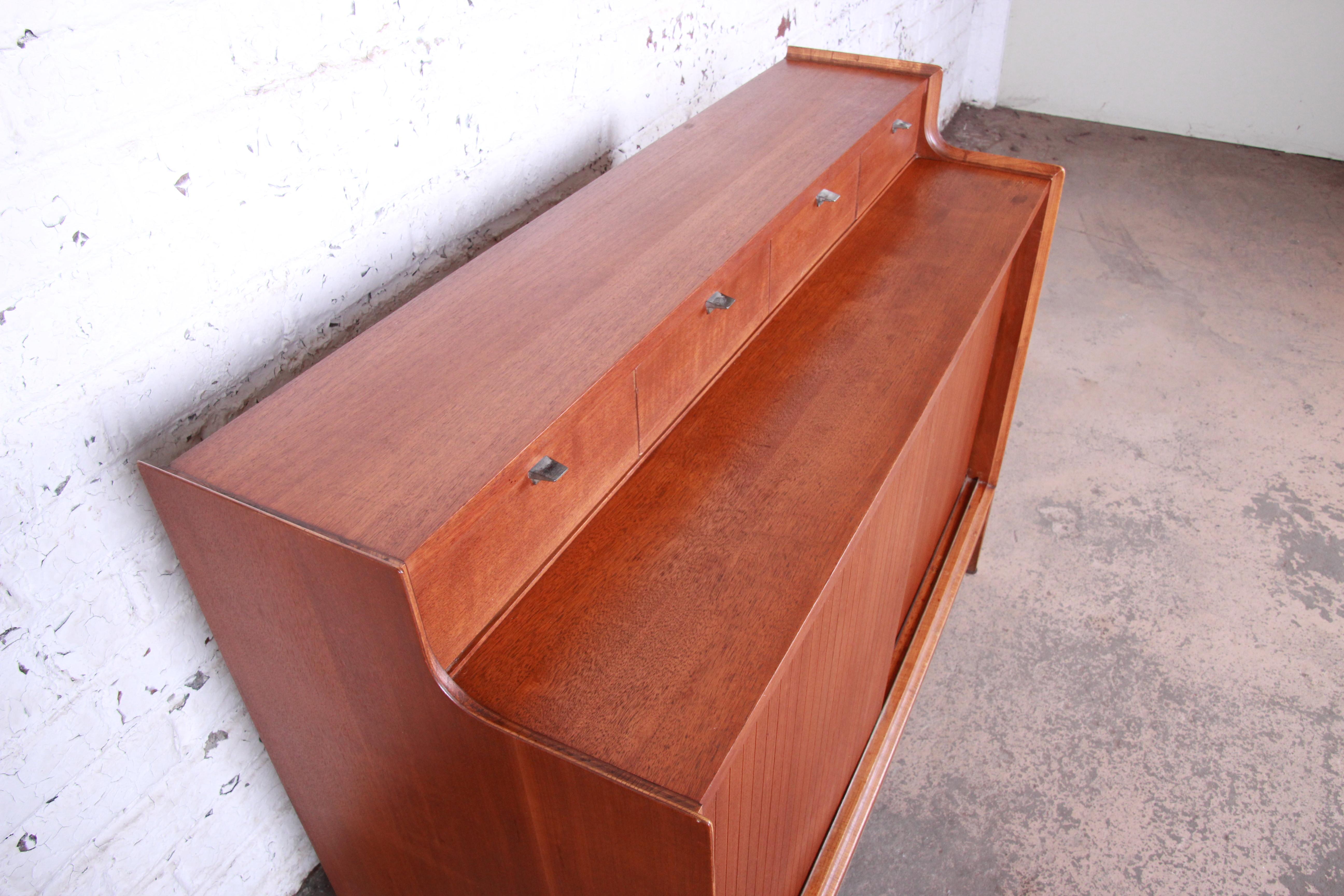 Arthur Umanoff for Cavalier Mid-Century Modern Walnut Sideboard Credenza, 1960s In Good Condition In South Bend, IN