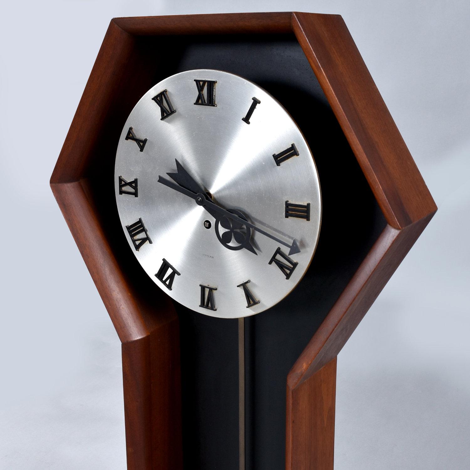 Arthur Umanoff für Howard Miller Model 557 Serviced Meridian Wanduhr im Angebot 5