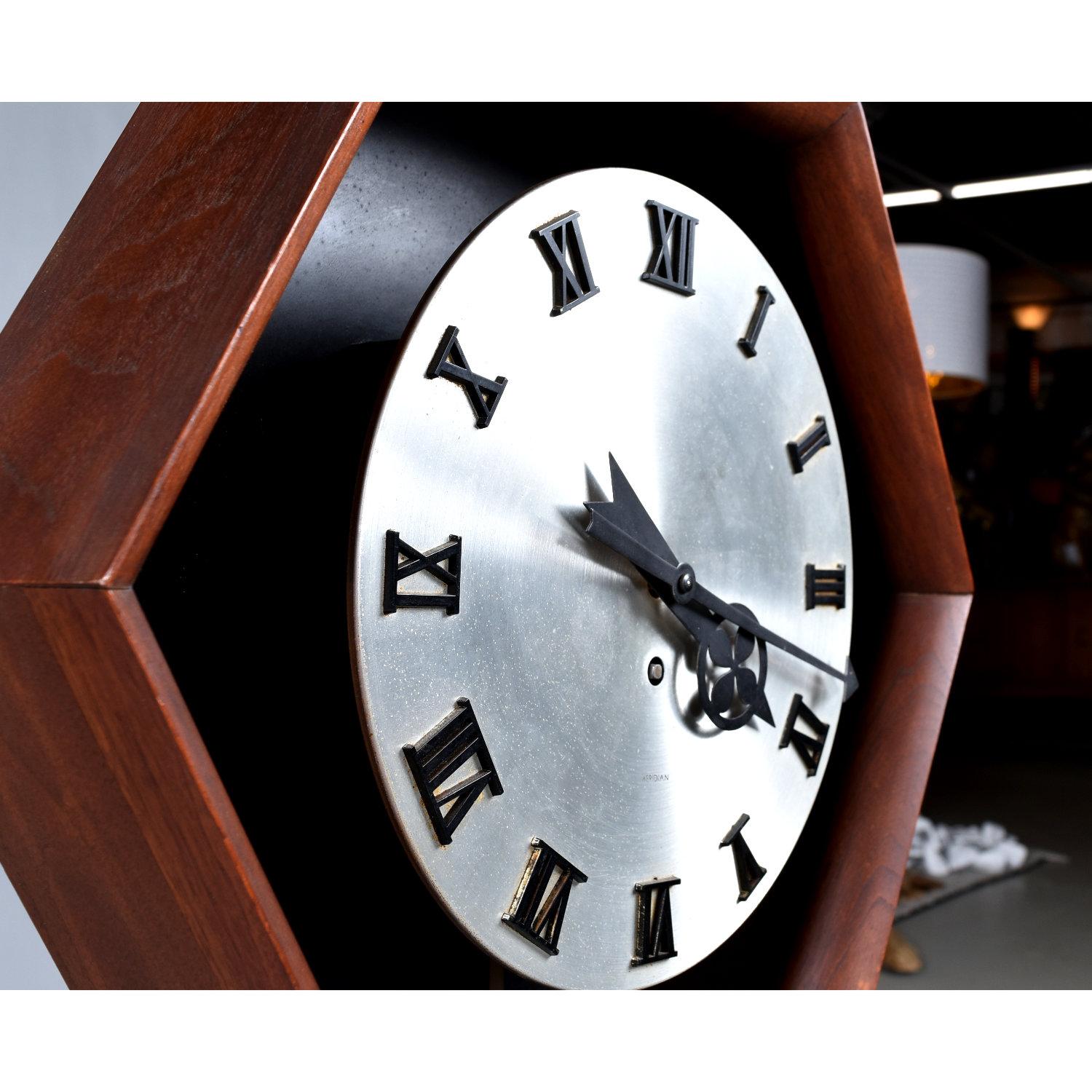 Arthur Umanoff für Howard Miller Model 557 Serviced Meridian Wanduhr im Angebot 8