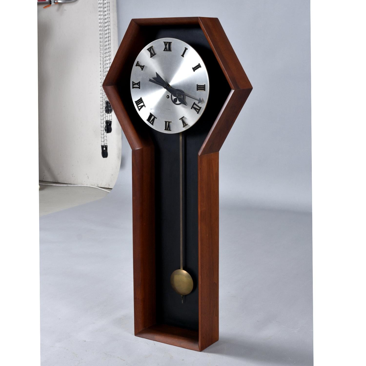 Arthur Umanoff für Howard Miller Model 557 Serviced Meridian Wanduhr (amerikanisch) im Angebot