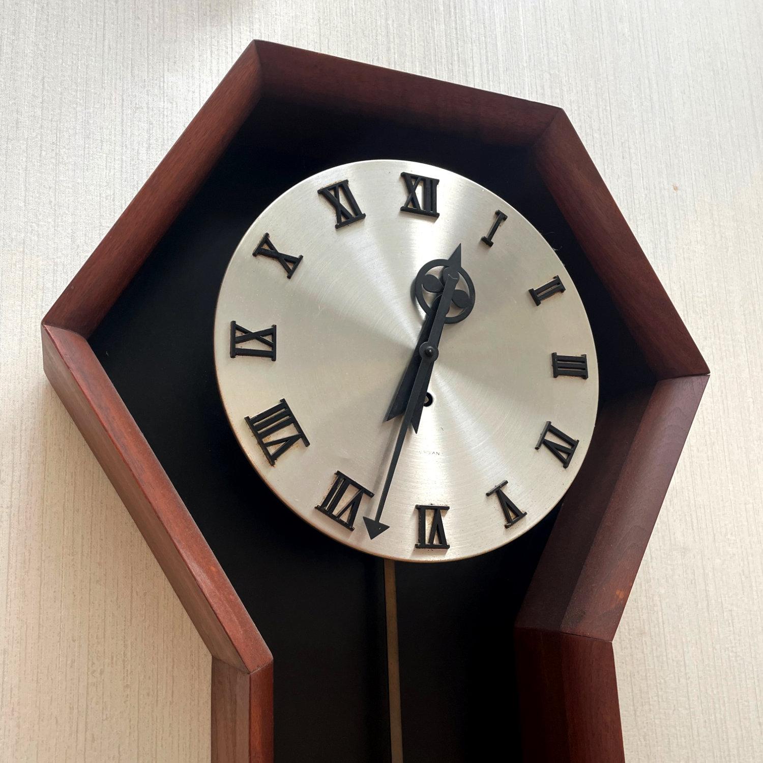 Arthur Umanoff für Howard Miller Model 557 Serviced Meridian Wanduhr (Mitte des 20. Jahrhunderts) im Angebot