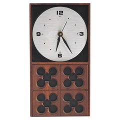 Horloge de bureau en noyer Arthur Umanoff pour Howard Miller