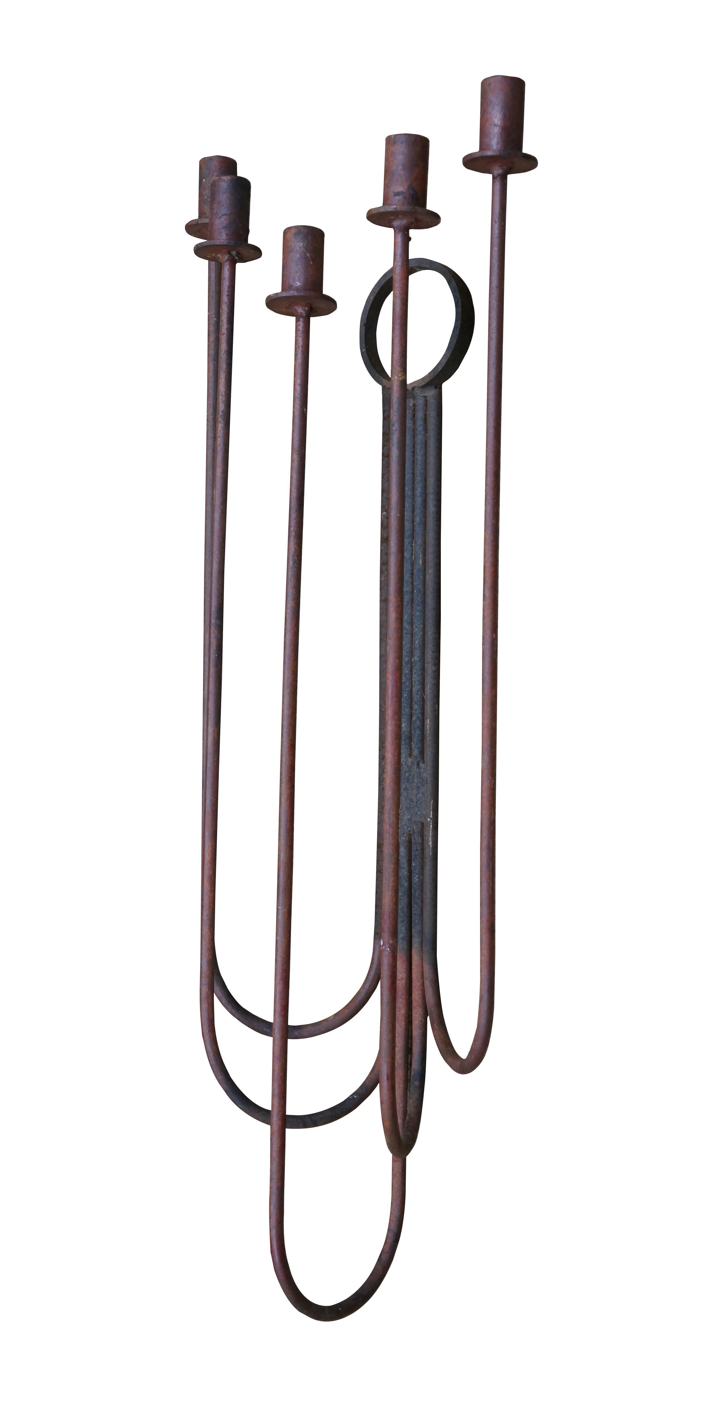 Moderner Wandleuchter aus rot emailliertem Schmiedeeisen aus der Mitte des Jahrhunderts, entworfen von Arthur Umanoff für Raymor um 1950.  Er hat fünf Arme, die jeweils mit einem Kerzenhalter und einer Tropfschale versehen sind. Die Arme biegen sich