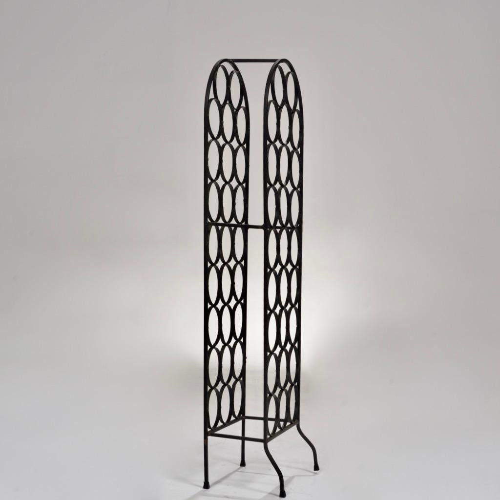 Vintage painted wrought iron wine rack by Arthur Umanoff for Raymor from the 1950s.
Stores 26 bottles.