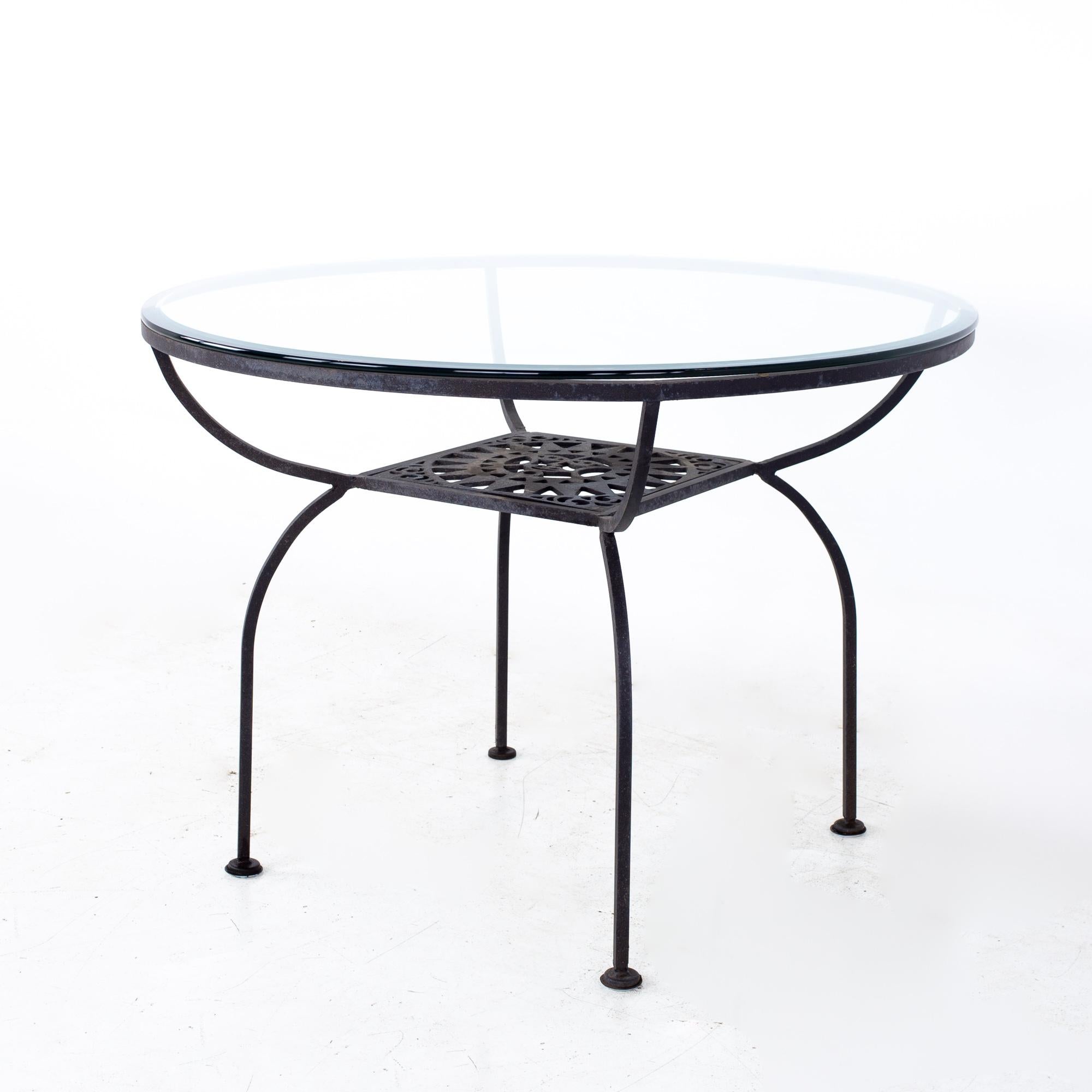 Mid-Century Modern Table de salle à manger ronde en fer et verre Arthur Umanoff pour Shaver Howard Mayan MCM en vente