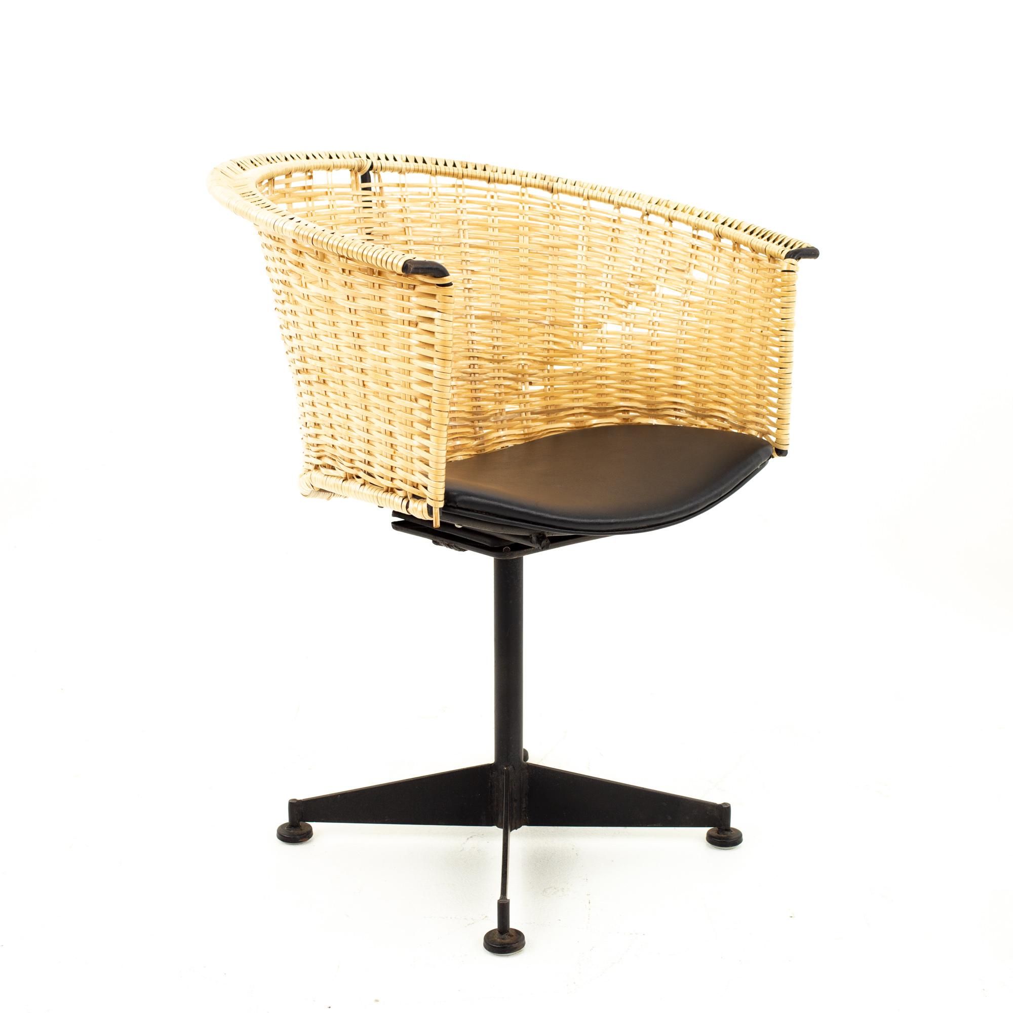American Arthur Umanoff for Shaver Howard Midcentury Iron and Vinyl Wicker Chairs, Four