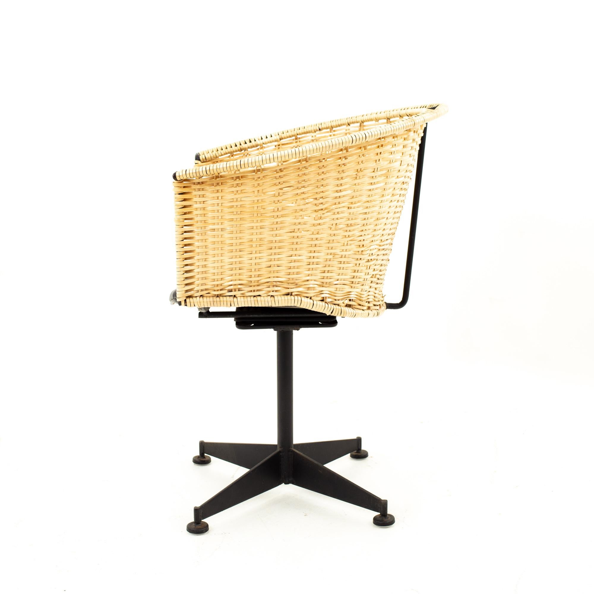 Arthur Umanoff for Shaver Howard Midcentury Iron and Vinyl Wicker Chairs, Four In Good Condition In Countryside, IL