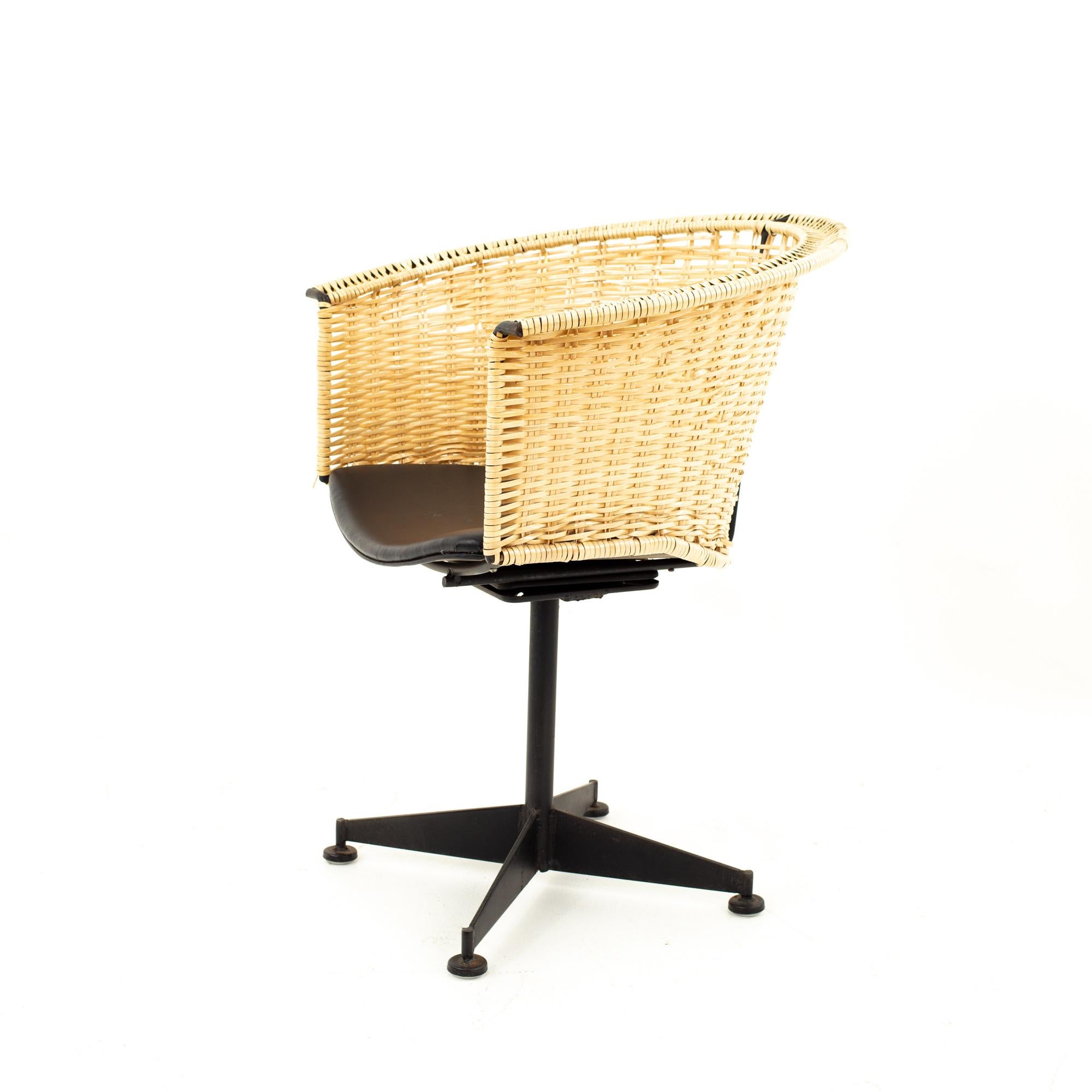 Late 20th Century Arthur Umanoff for Shaver Howard Midcentury Iron and Vinyl Wicker Chairs, Four
