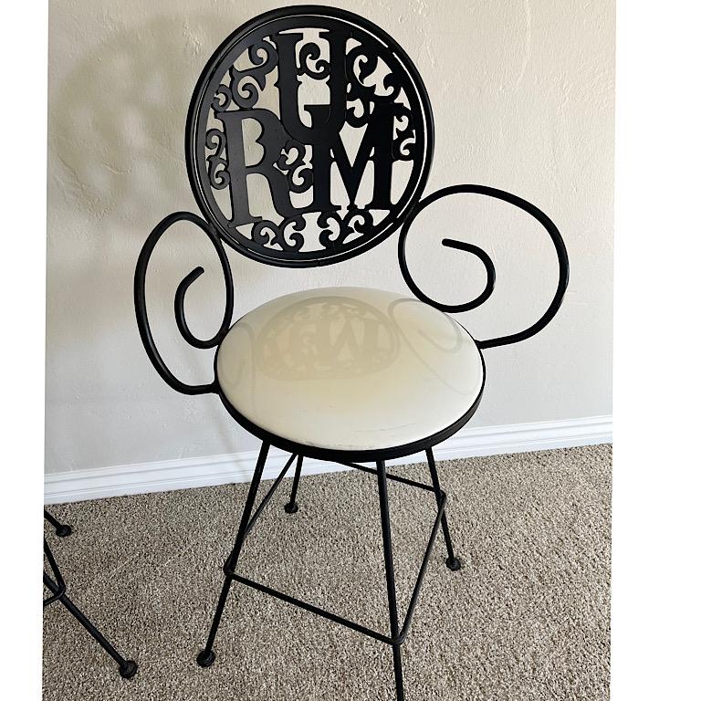 Rum-Stühle von dem renommierten Designer Arthur Umanoff. Diese Stühle eignen sich sowohl für den Innen- als auch für den Außenbereich mit ihrem schmiedeeisernen Design und dem Schutzbezug für die Originalpolsterung.