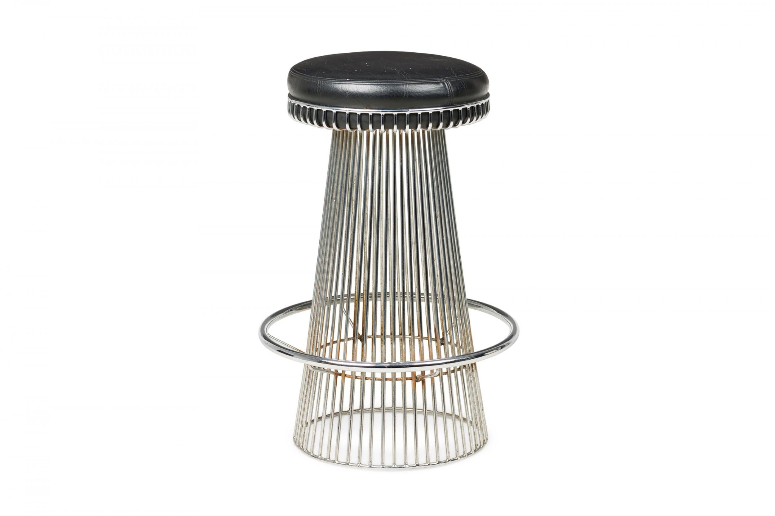 Mid-Century Modern Arthur Umanoff for Shells Piédestal en fil de fer et tabouret de bar en cuir noir en vente