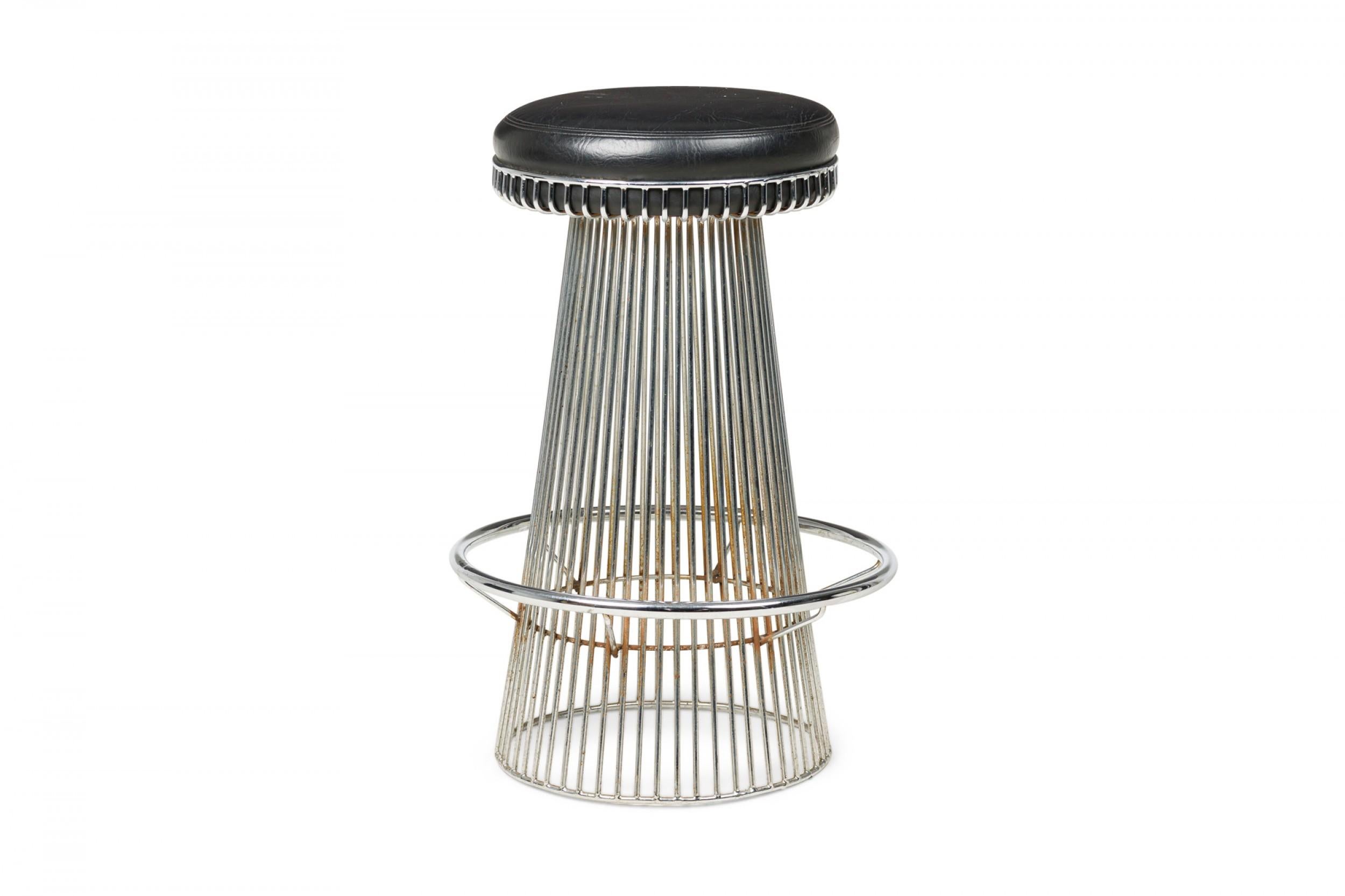 Américain Arthur Umanoff for Shells Piédestal en fil de fer et tabouret de bar en cuir noir en vente