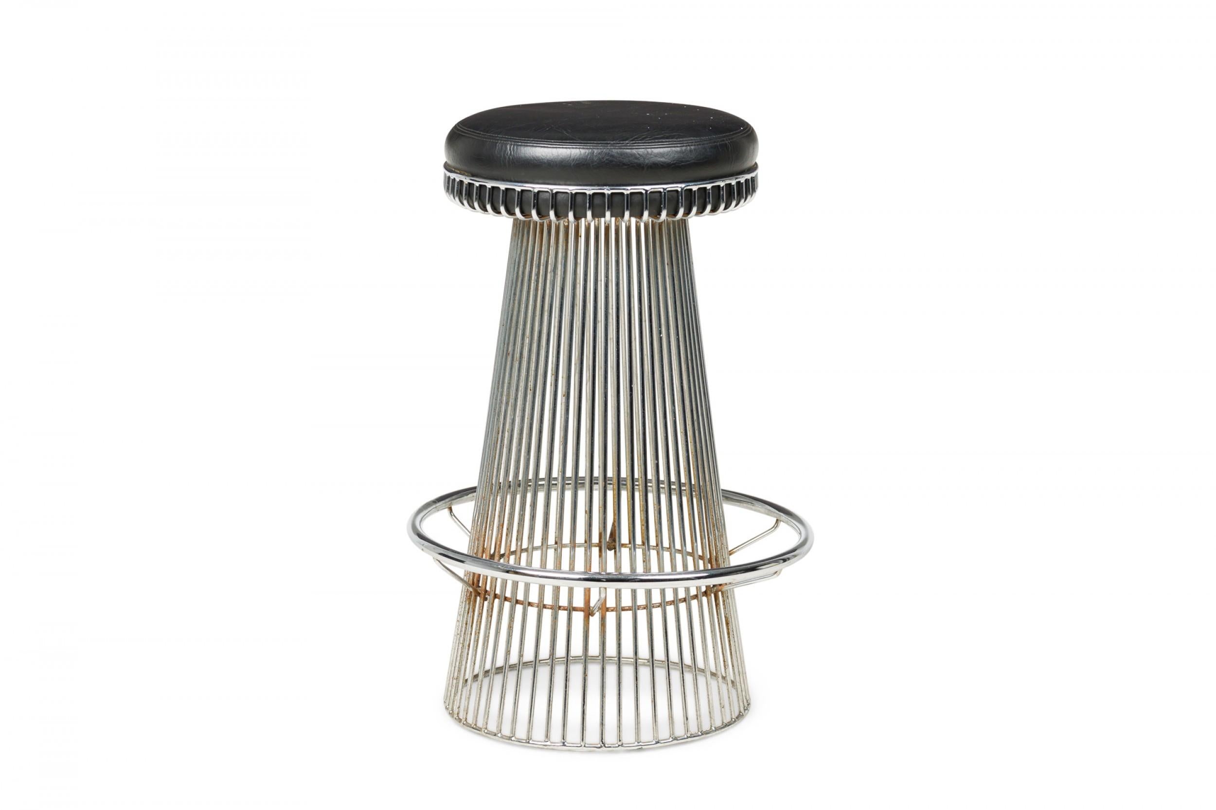 20ième siècle Arthur Umanoff for Shells Piédestal en fil de fer et tabouret de bar en cuir noir en vente
