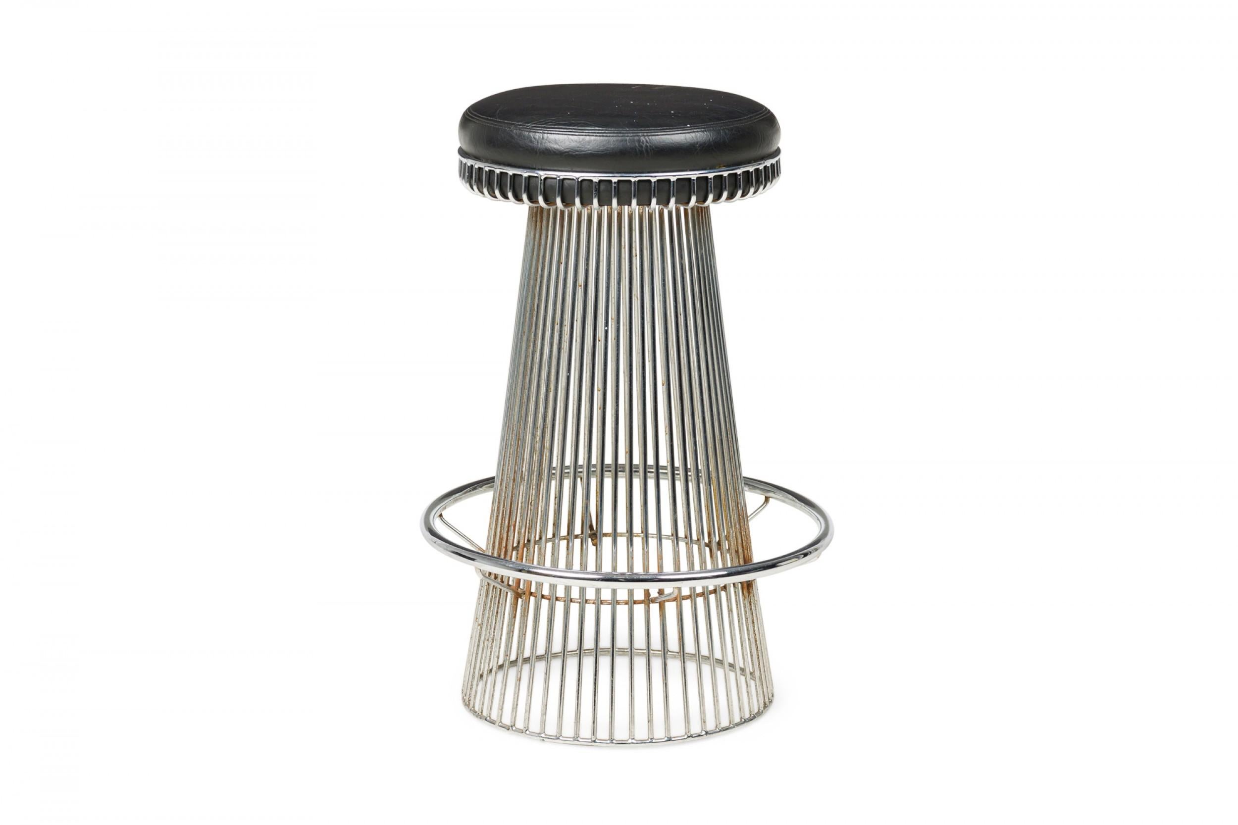 Chrome Arthur Umanoff for Shells Piédestal en fil de fer et tabouret de bar en cuir noir en vente