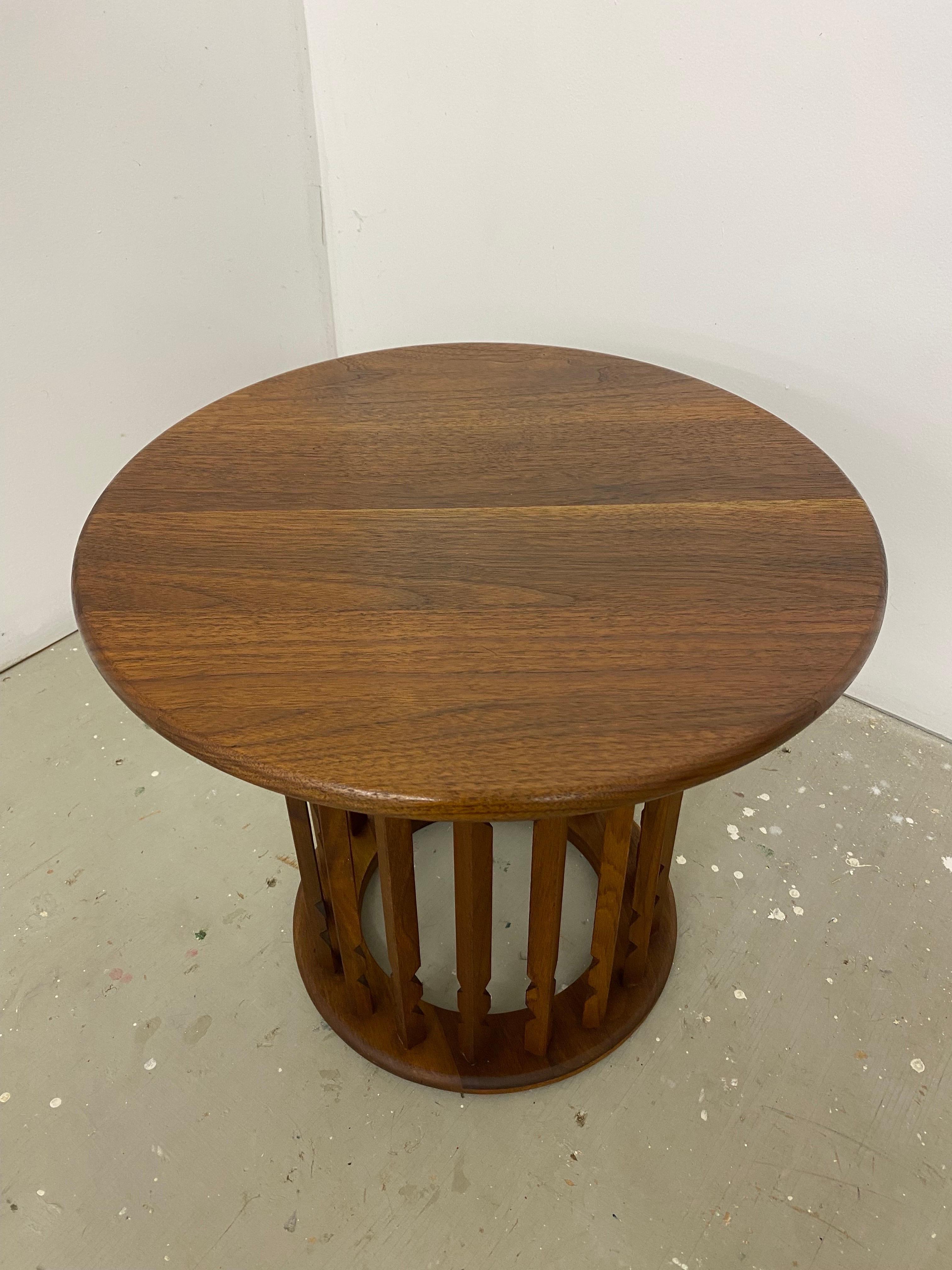 Arthur Umanoff for Washington Woodcraft.  Solid Walnut Round Table with 3-sided knotched dowels that form the support.  Nice size and in very good condition.  Perfect to use in any room, next to a chair towels in the bathroom!