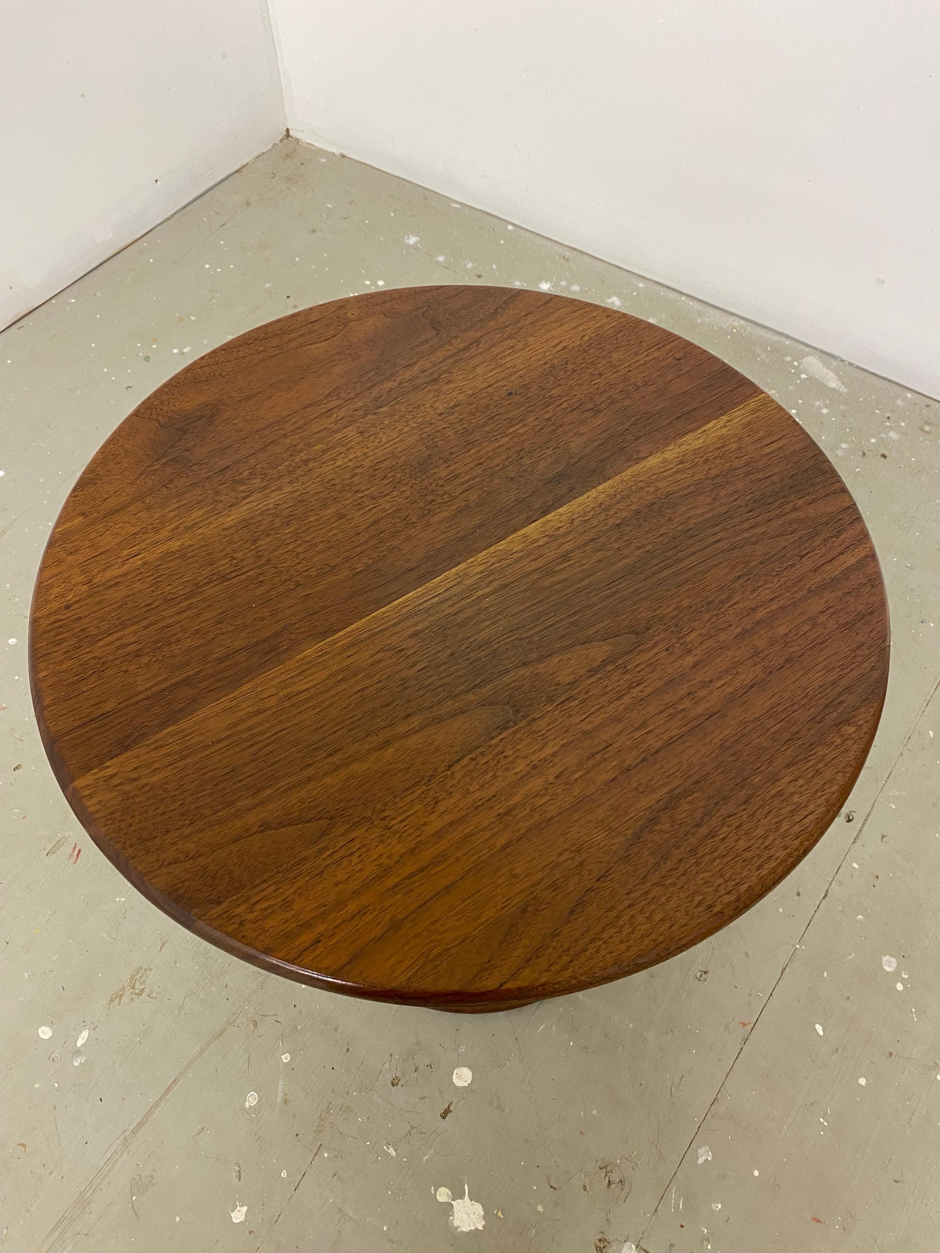 Arthur Umanoff for Washington Woodcraft Walnut Side Table In Good Condition For Sale In Philadelphia, PA
