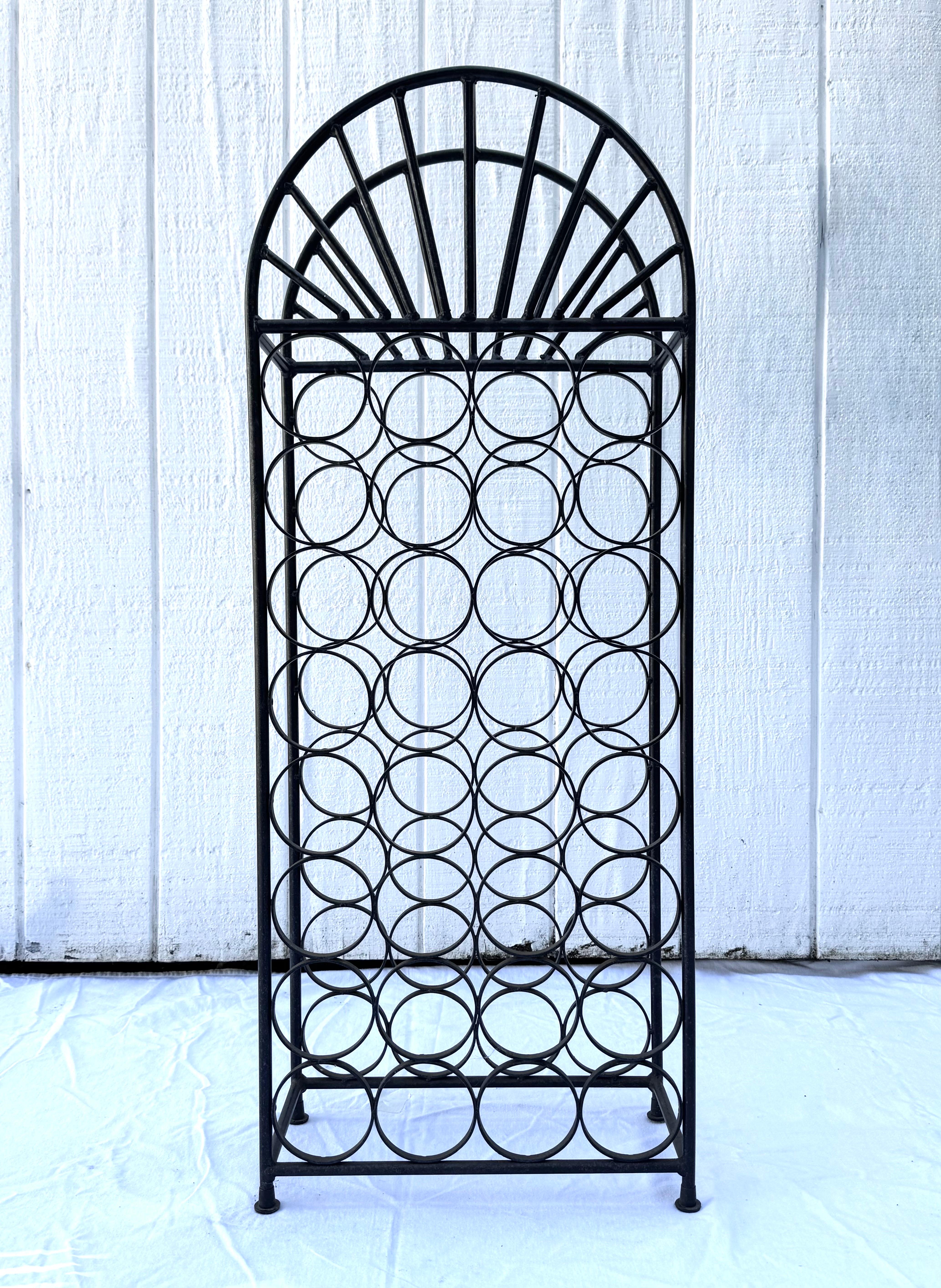 Portabottiglie da terra in ferro Arthur Umanoff . Design classico. Contiene 32 bottiglie. Perfetto portabottiglie salvaspazio. Perfetto per una dispensa o un armadio a muro. Questo articolo può essere spedito tramite pacco postale. Confermare le
