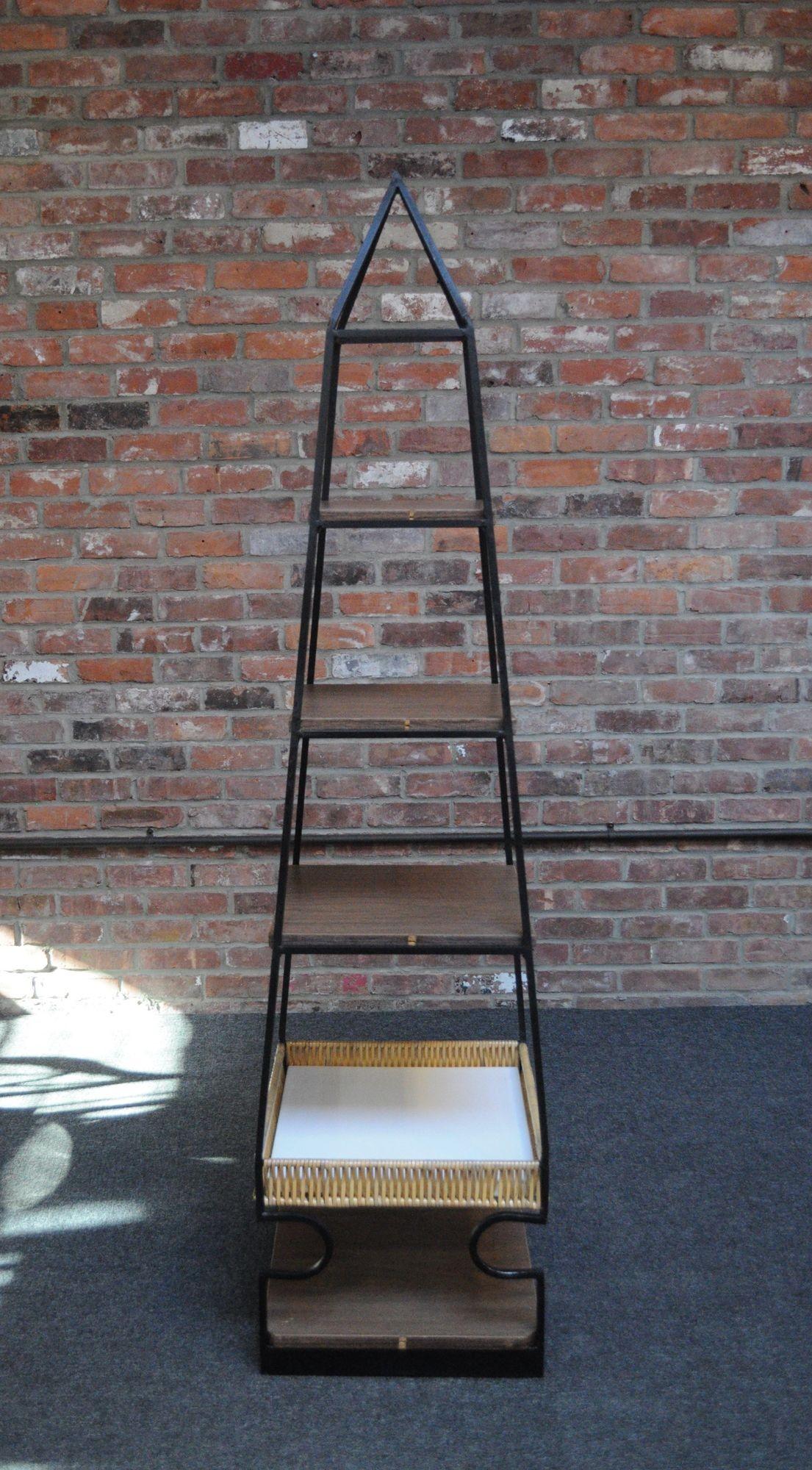 Américain Arthur Umanoff Iron Obelisk Pyramid-Form Freestanding Shelving Unit/Etagere en vente