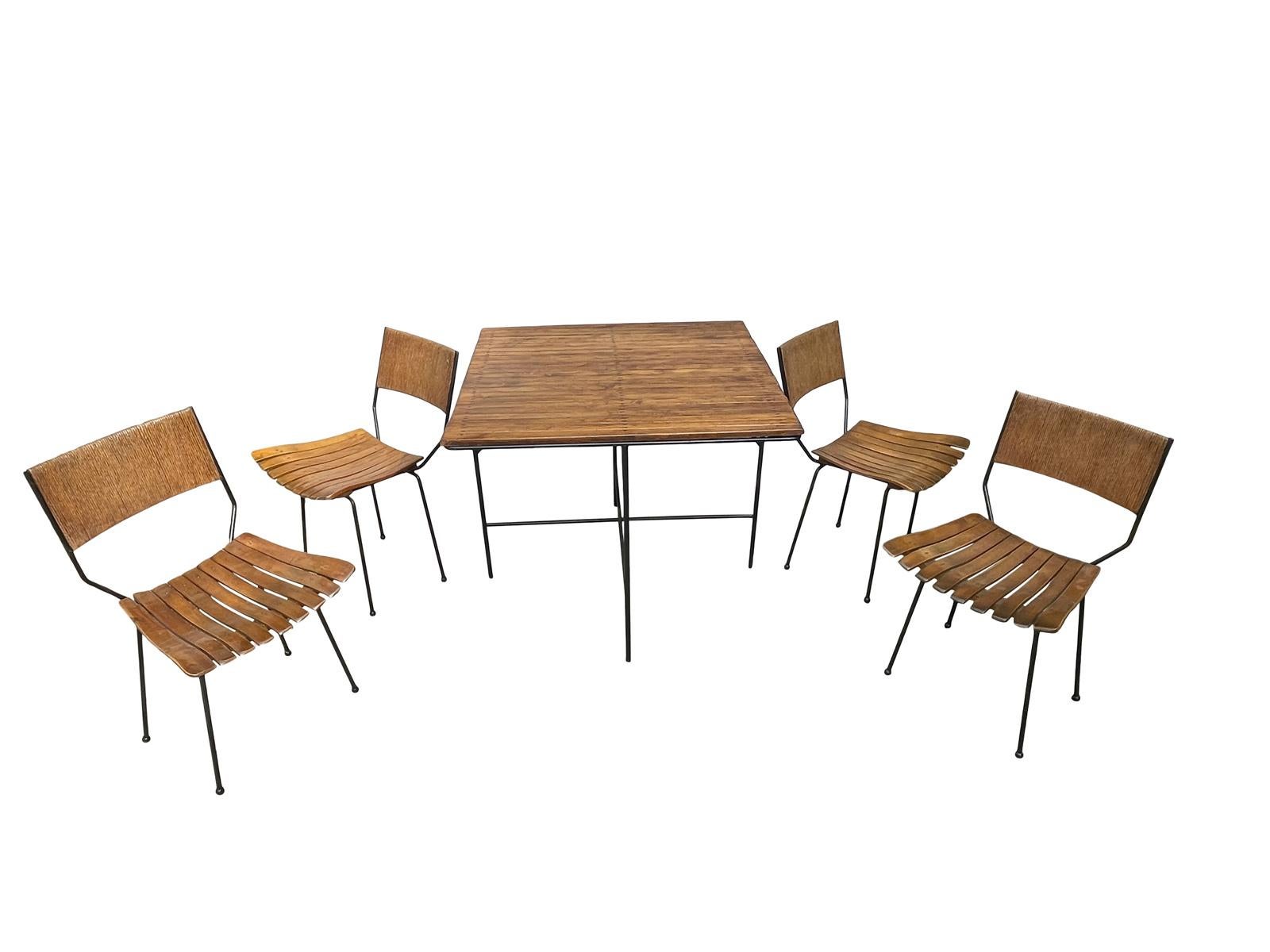 Asombroso conjunto de cuatro sillas Arthur Umanoff de listones con respaldo envuelto, soportes y armazones de hierro forjado con una mesa cuadrada a juego las sillas miden altura30,5 asiento 19