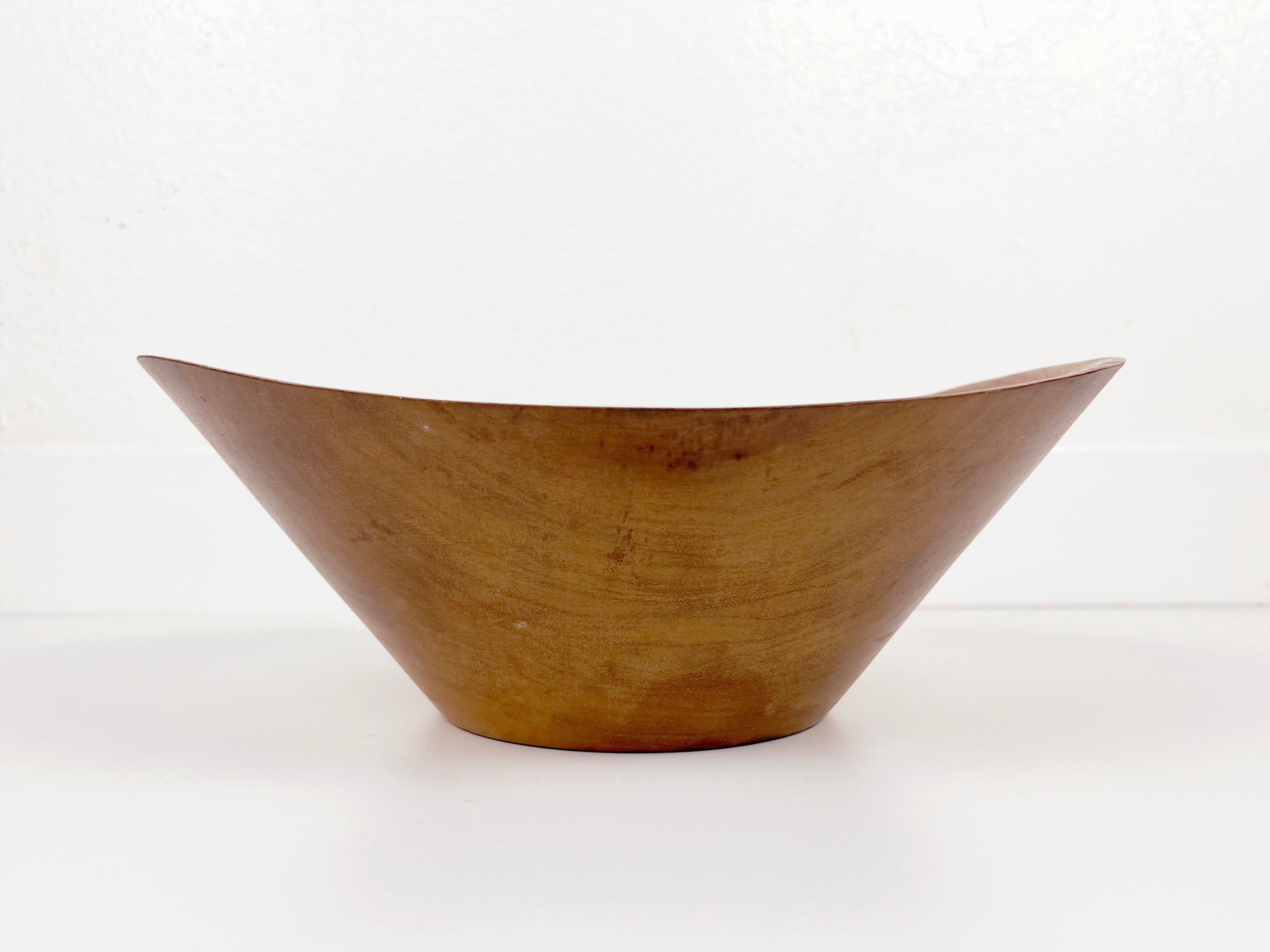 Vintage large free form Taverneau wood bowl made in Haiti by Arthur Umanoff for Pantalcraft.

Designer: Arthur Umanoff

Maker: Pantalcraft

Origin: Haiti

Year: 1960s

Style: Mid Century Modern

Dimensions: 13.75 wide x 12.25