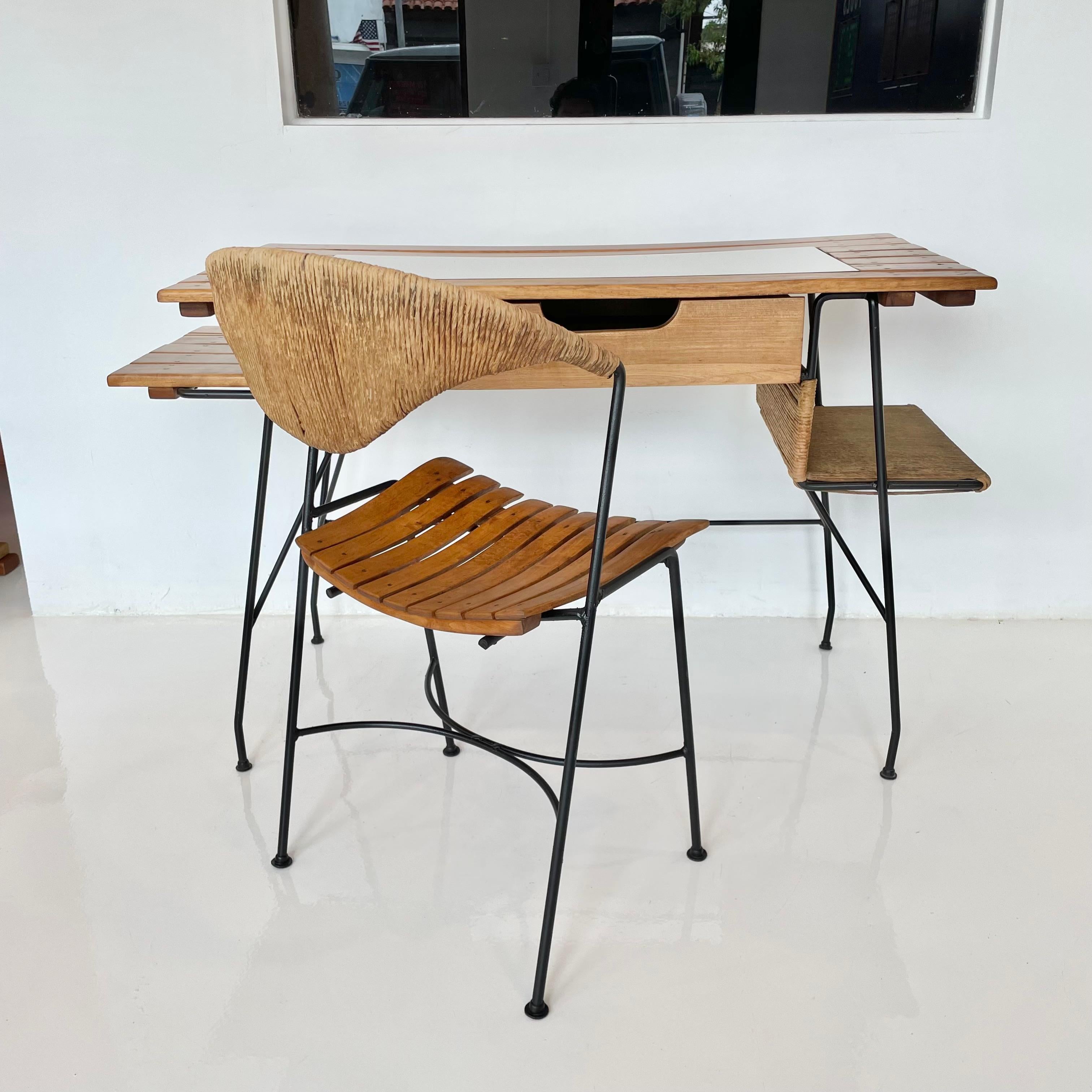 Américain Arthur Umanoff - Bureau et chaise sculpturaux assortis en vente