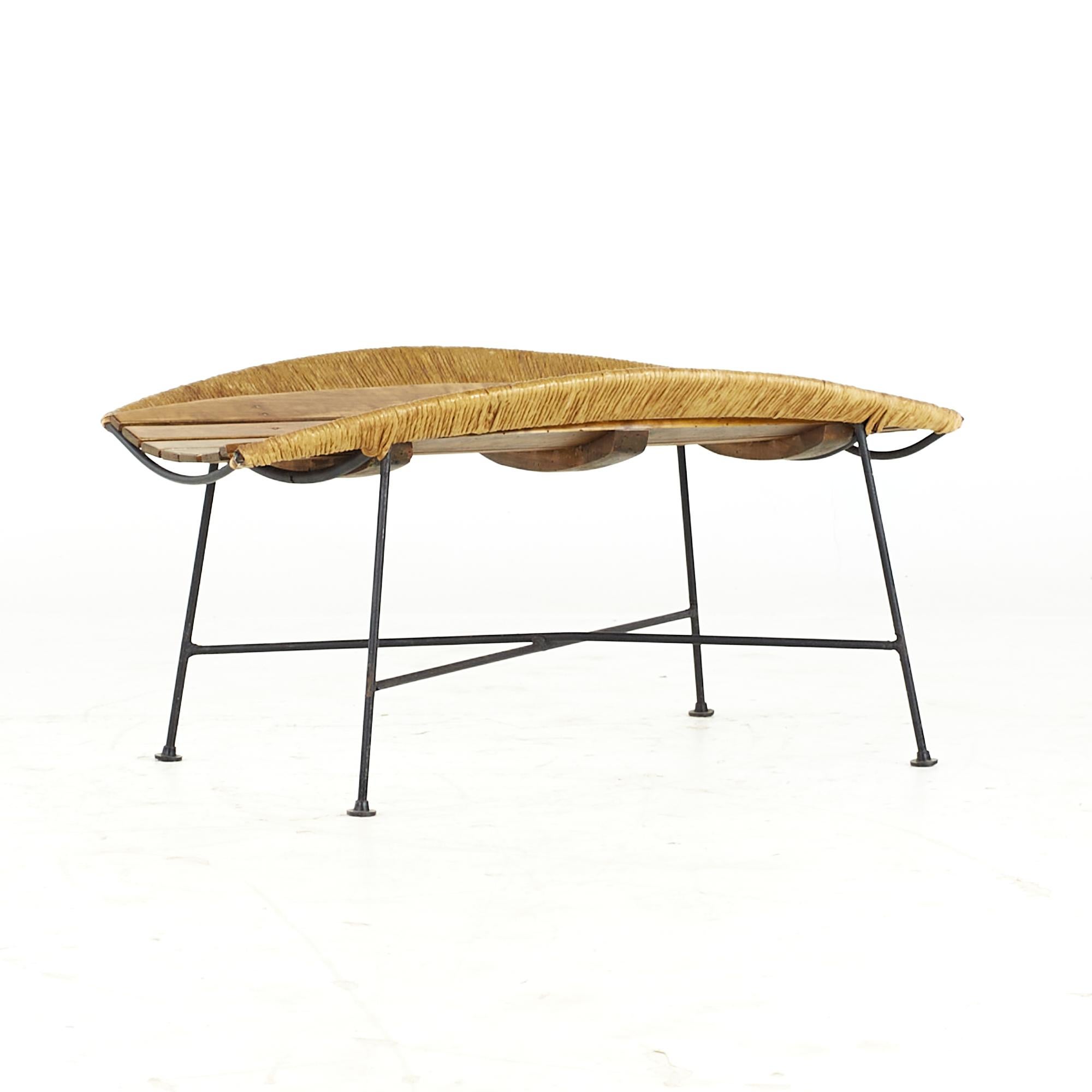 Fin du 20e siècle Arthur Umanoff Mid Century Iron and Rattan Catchall Table Stool (tabouret de table) en vente