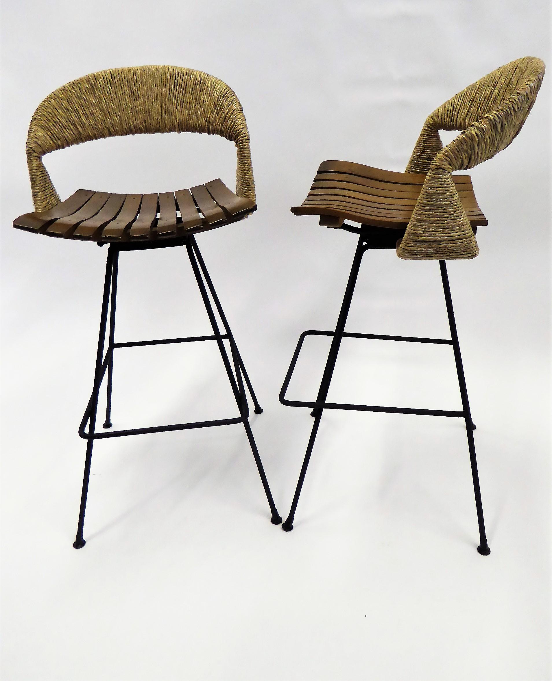 Arthur Umanoff Mid-Century Modern Raffia Backed Swivel Barstools for Raymor 4