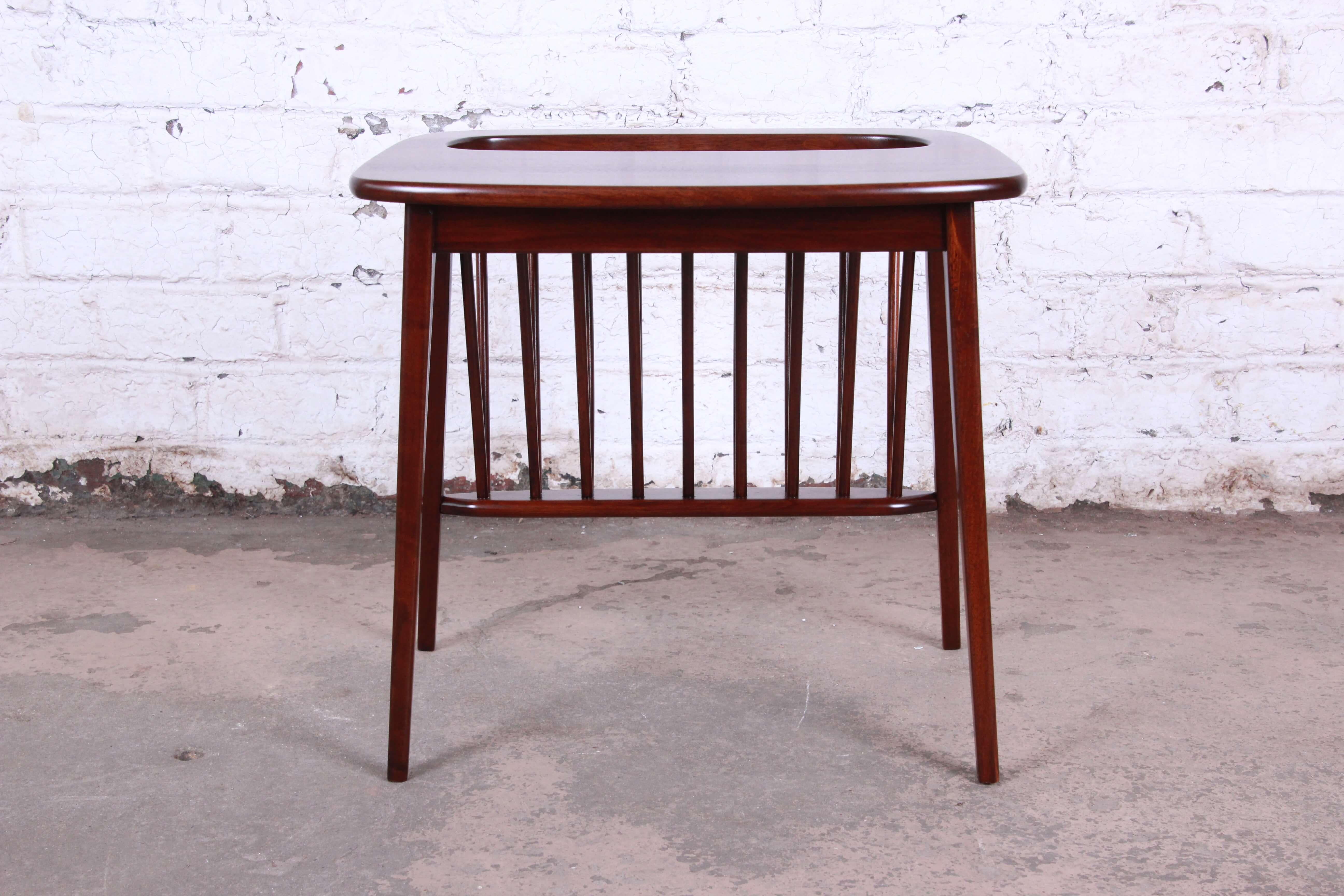 Arthur Umanoff Mid-Century Modern Walnut Magazine Rack Side Table In Good Condition In South Bend, IN