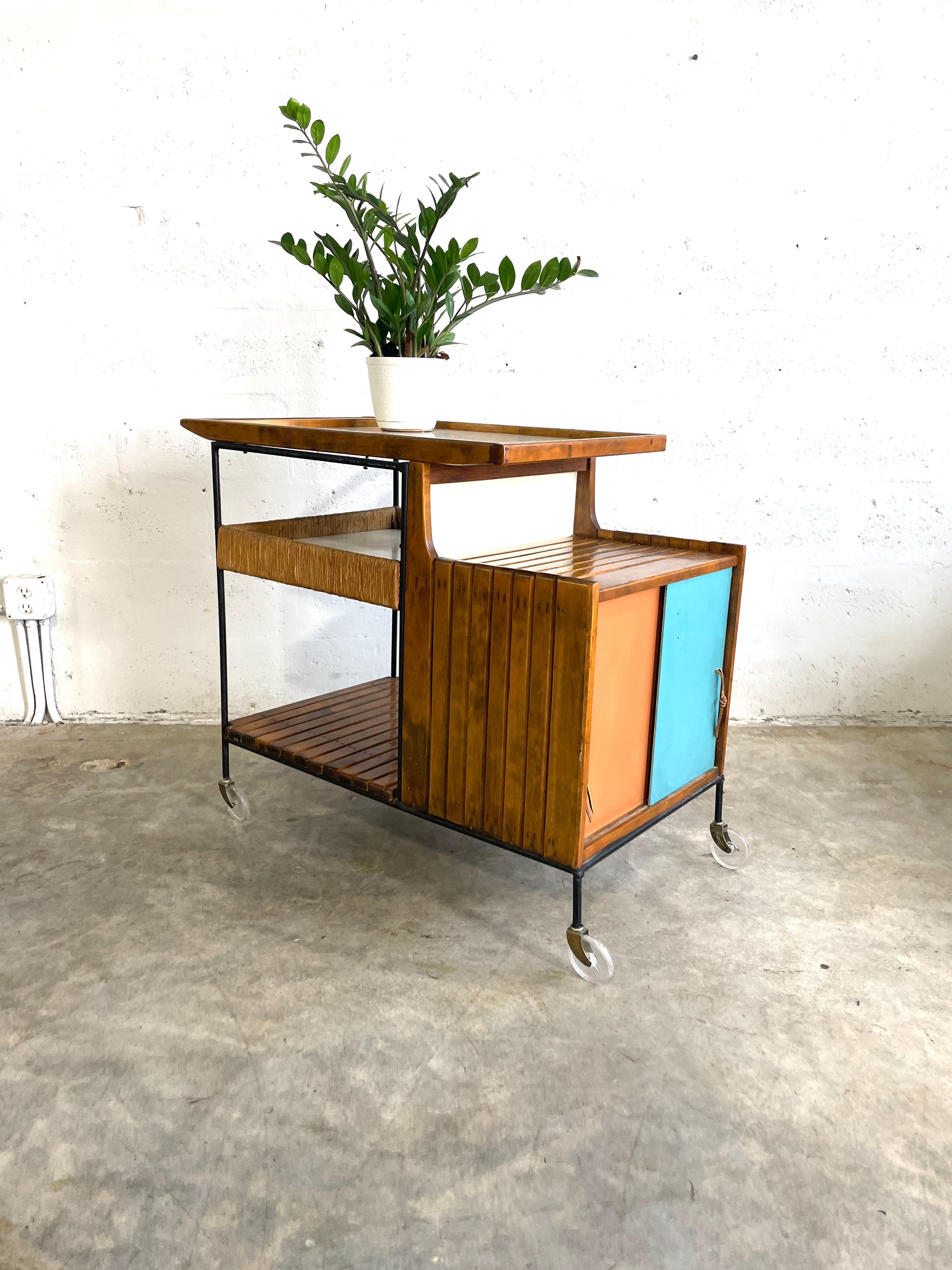 Raro carrito de bar Arthur Umanoff para Raymor. Colores originales. Diseñado en los años 50. Armazón de hierro y madera.
