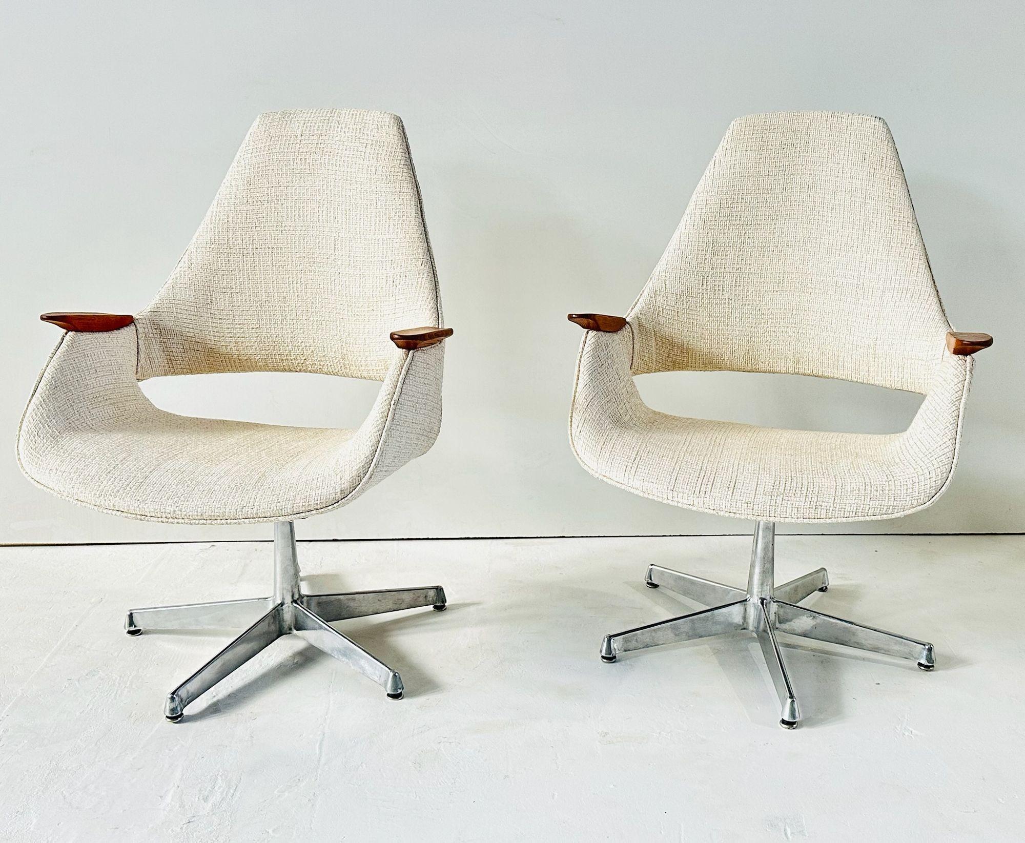 Arthur Umanoff Paar Lounge-/Schreibtischstühle für Madison Furniture, 1960er Jahre.  Für Madison Furniture. Restauriert und neu gepolstert in Hafermehl-Gewebepolsterung mit Walnuss-Finish auf den Armen.
Maß 34,75