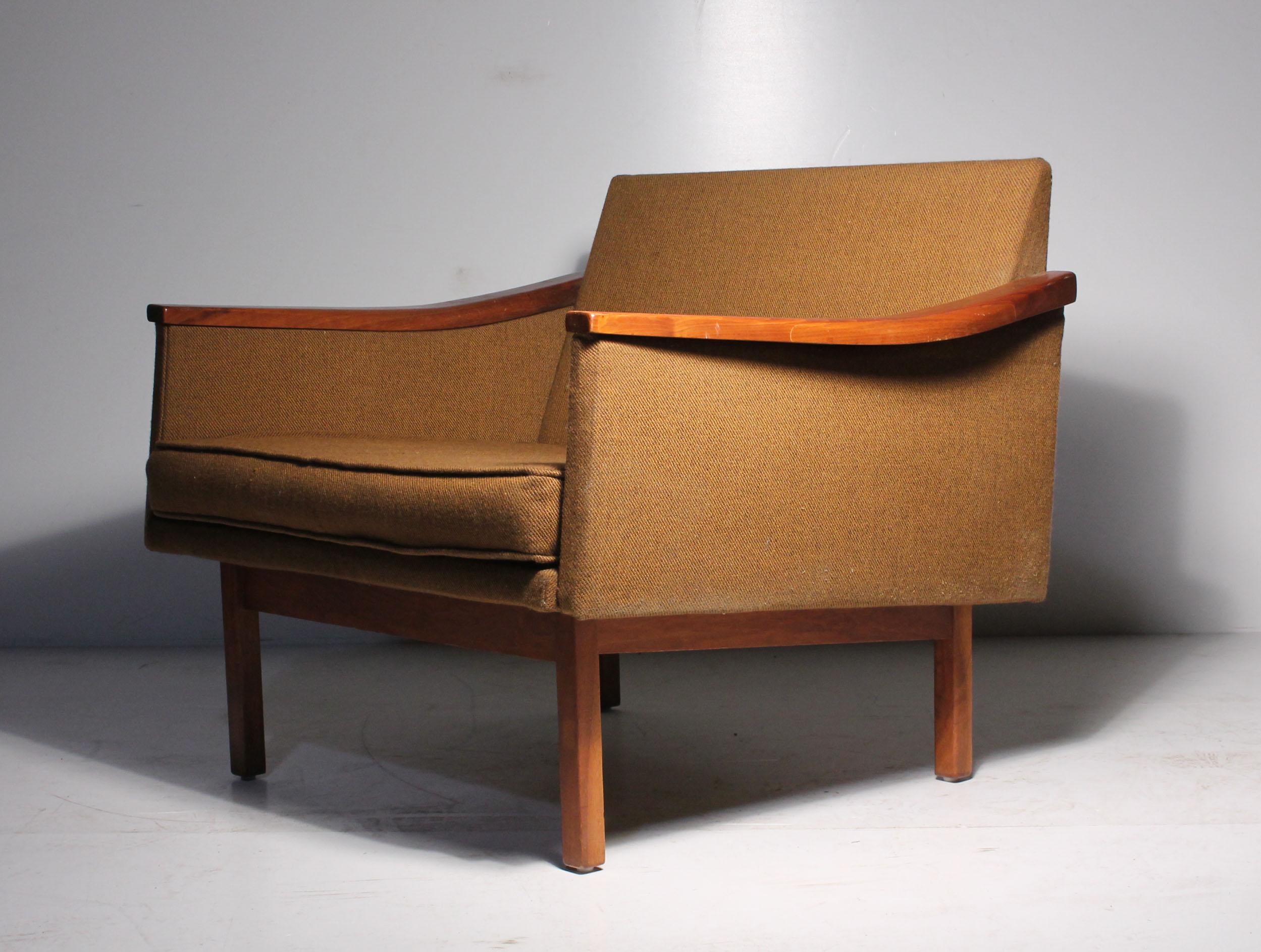 Arthur Umanoff pair of lounge chairs for Madison Furniture. Label Attached. Beautiful wood grain on the arms.

In the manner of Milo Baughman and Jens Risom. 



Measures: 31