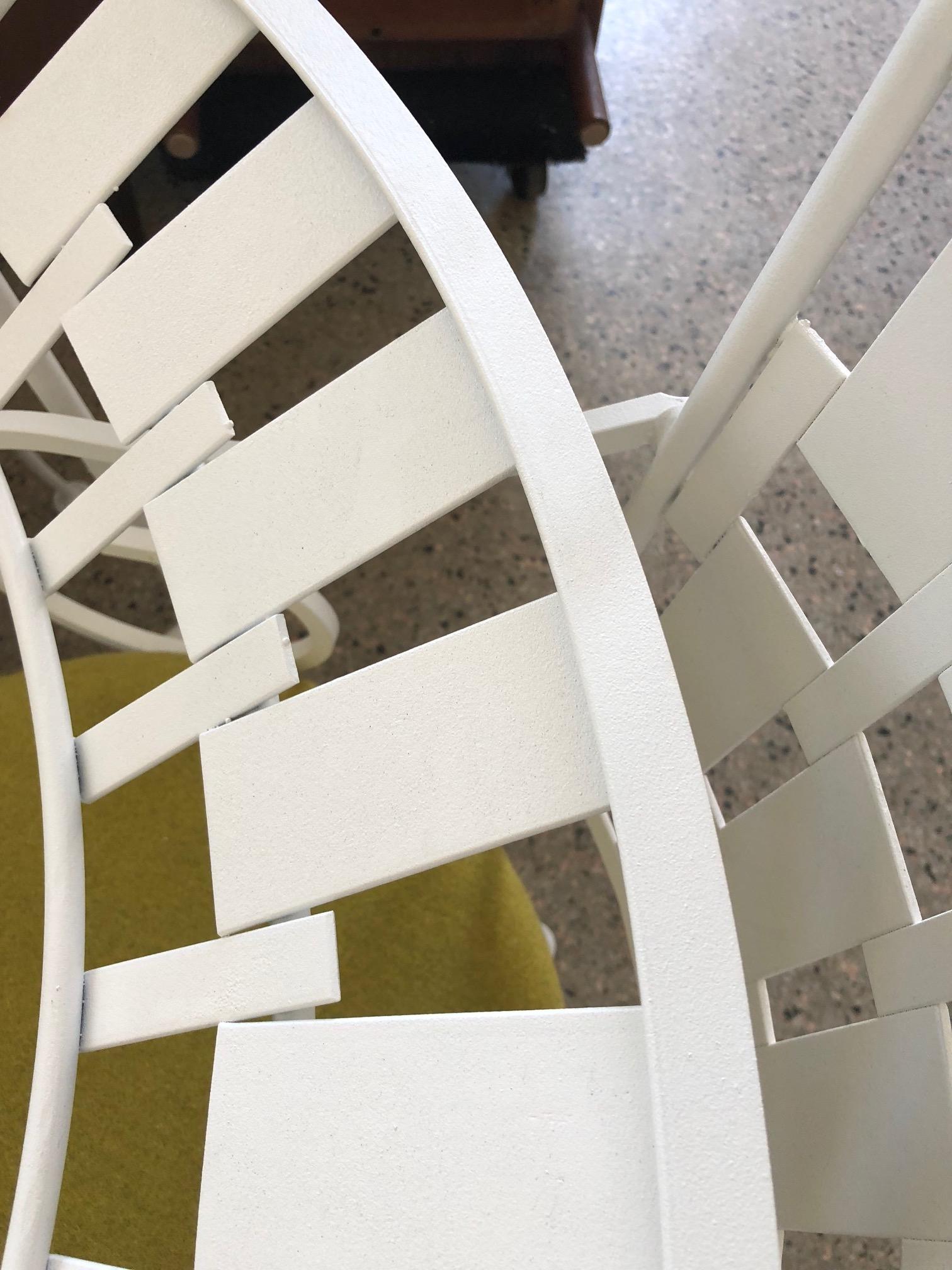 Un charmant ensemble de patio Arthur Umanoff - table à manger et quatre fauteuils. Fraîchement peint par poudrage et sièges retapissés. La table mesure 30