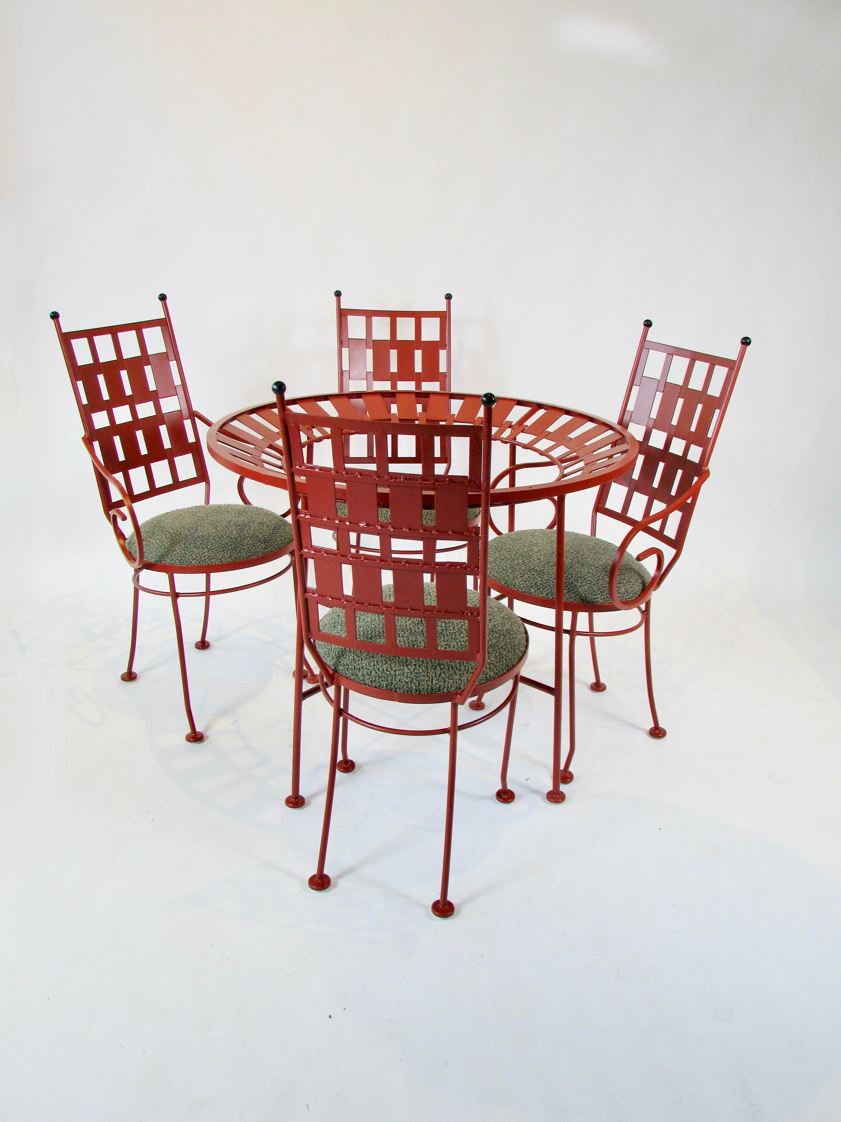 Arthur Umanoff table ronde en fer forgé avec quatre chaises en finition terre cuite Bon état - En vente à Ferndale, MI