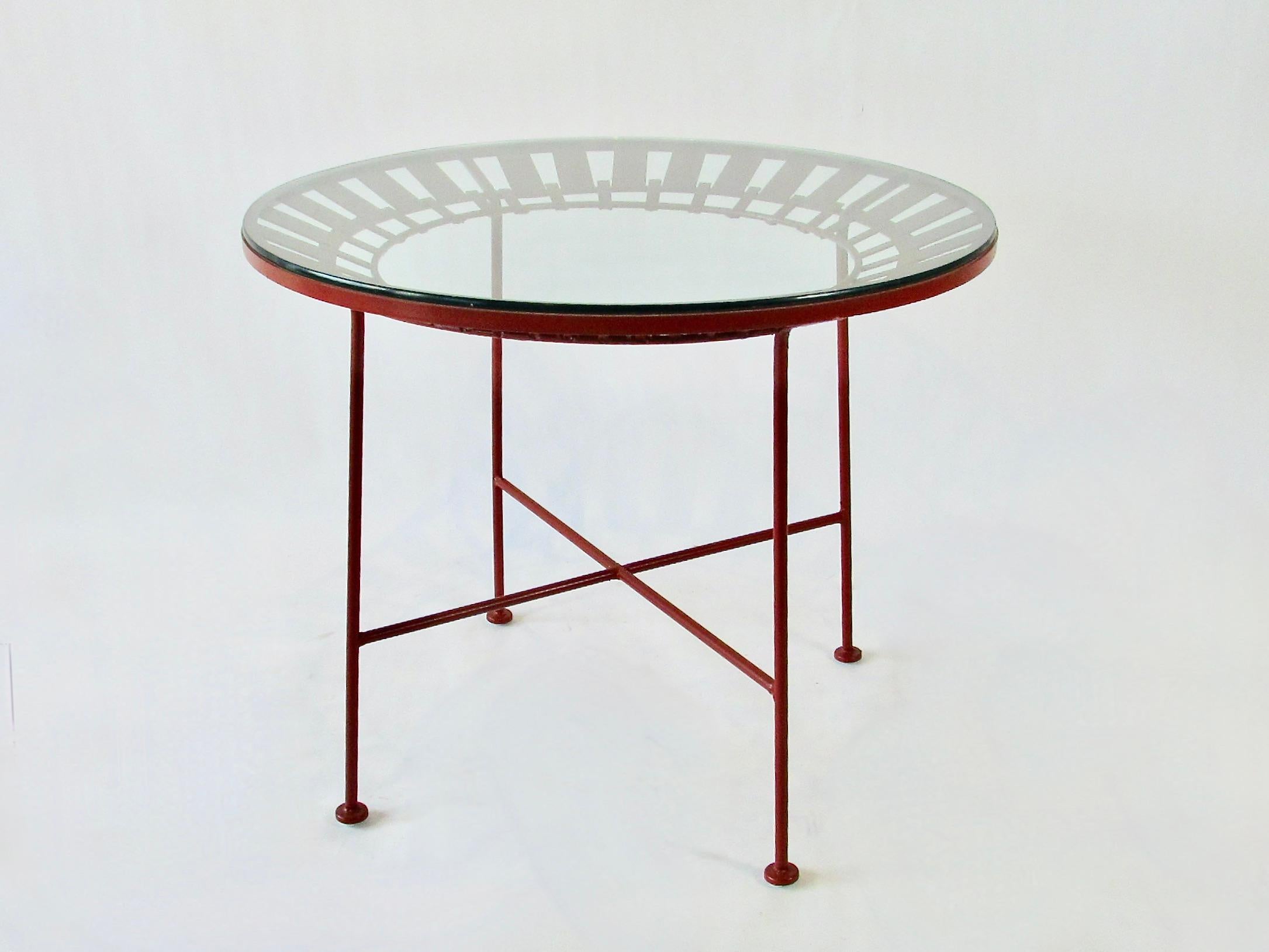 20ième siècle Arthur Umanoff table ronde en fer forgé avec quatre chaises en finition terre cuite en vente