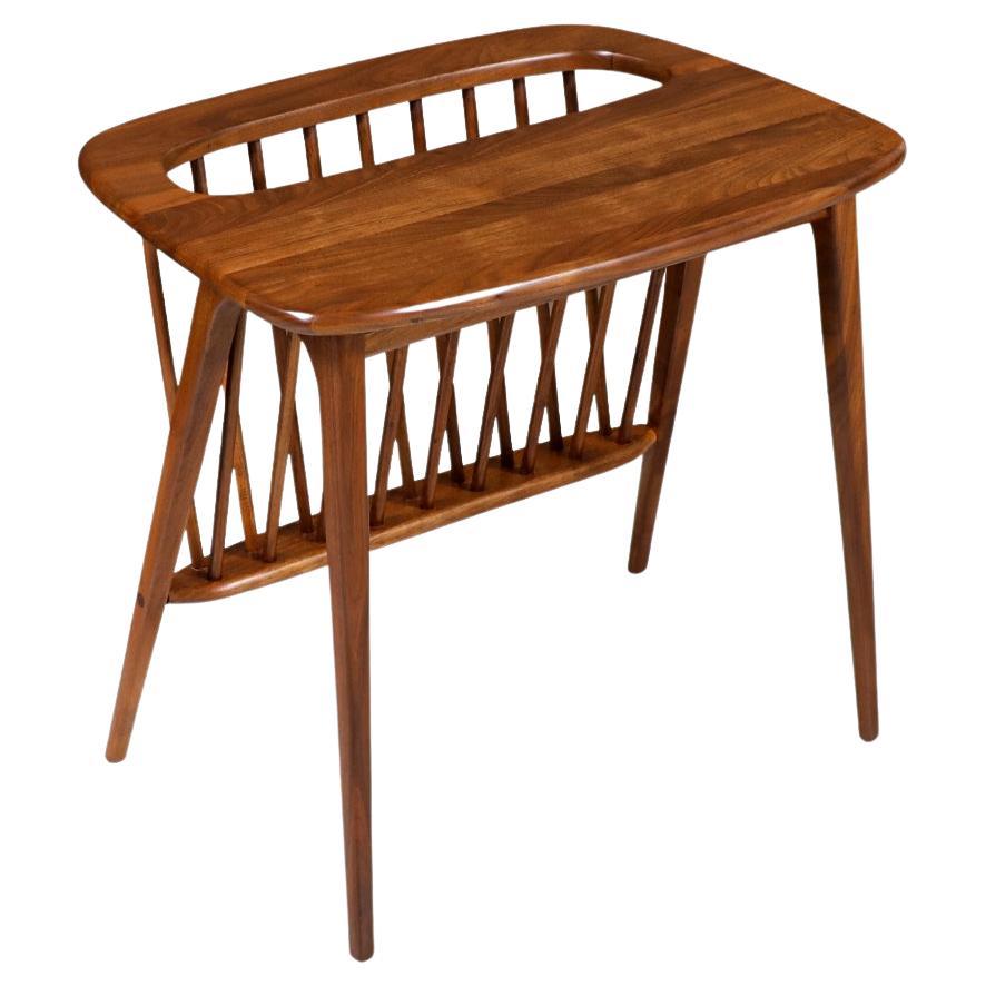 Arthur Umanoff table d'appoint en noyer sculpté avec porte-revues pour Washington Wood en vente