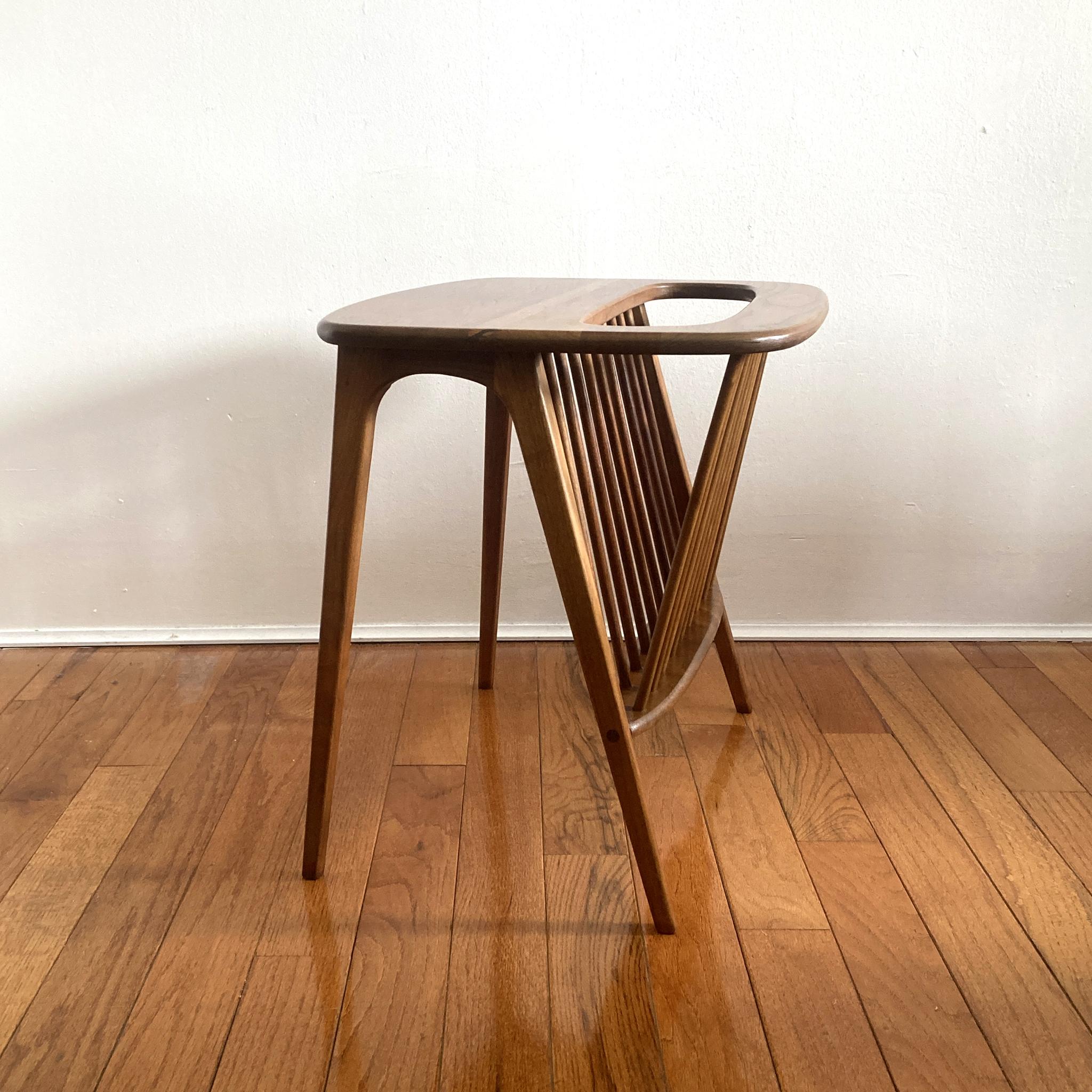 Mid-Century Modern solid walnut side table with magazine rack designed by Arthur Umanoff (1923-1985) for Washington Woodcraft in 1964. 

Dimensions: H 20.5