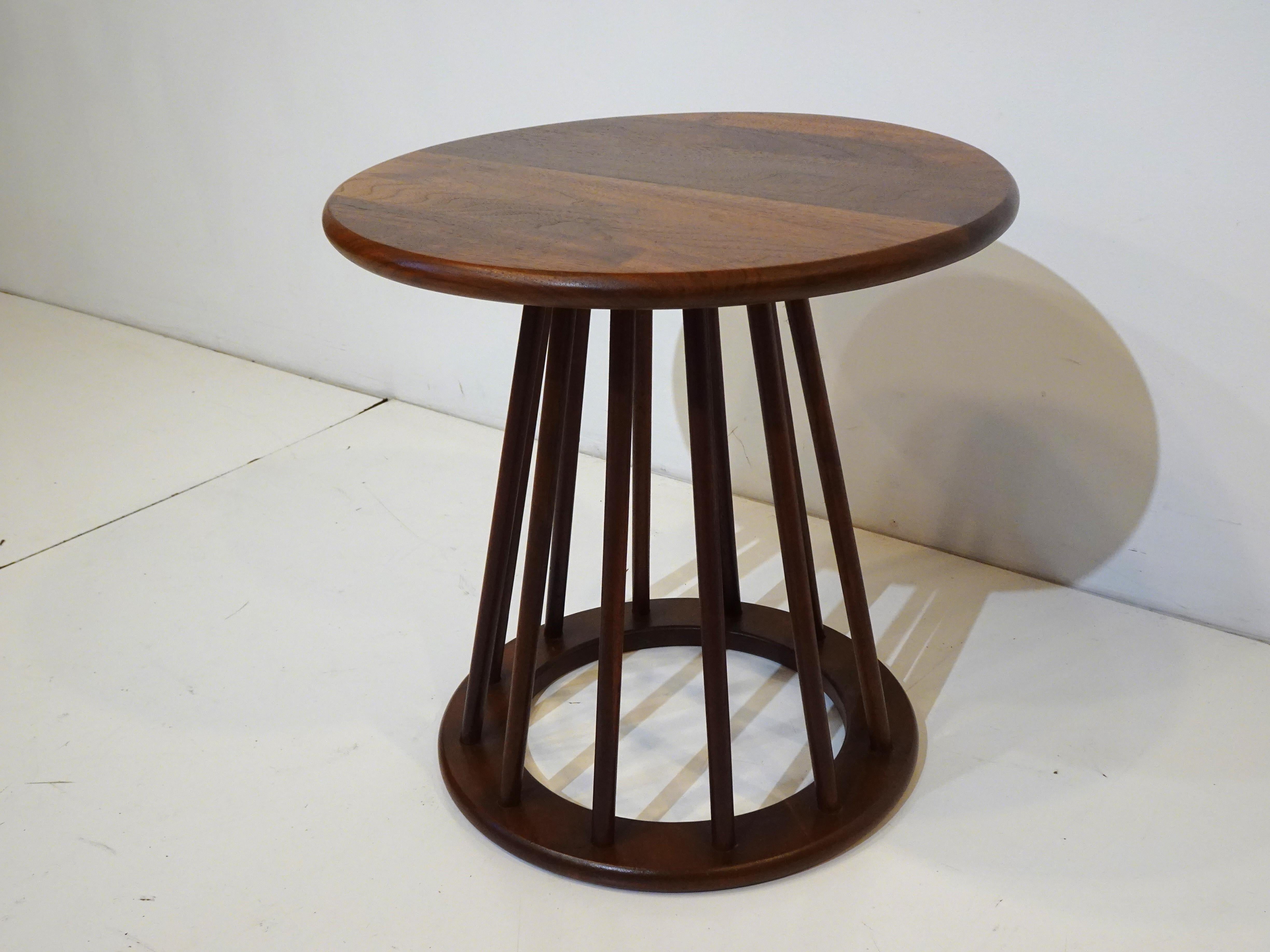 Arthur Umanoff Spindle Base Walnut Side / End Table In Good Condition In Cincinnati, OH
