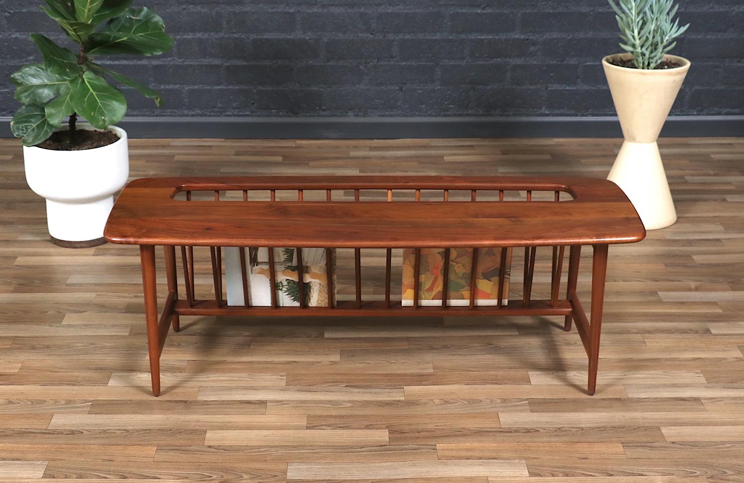 Expertly Restored - Arthur Umanoff Spindle Coffee Table w/ Magazine Shelf In Excellent Condition For Sale In Los Angeles, CA
