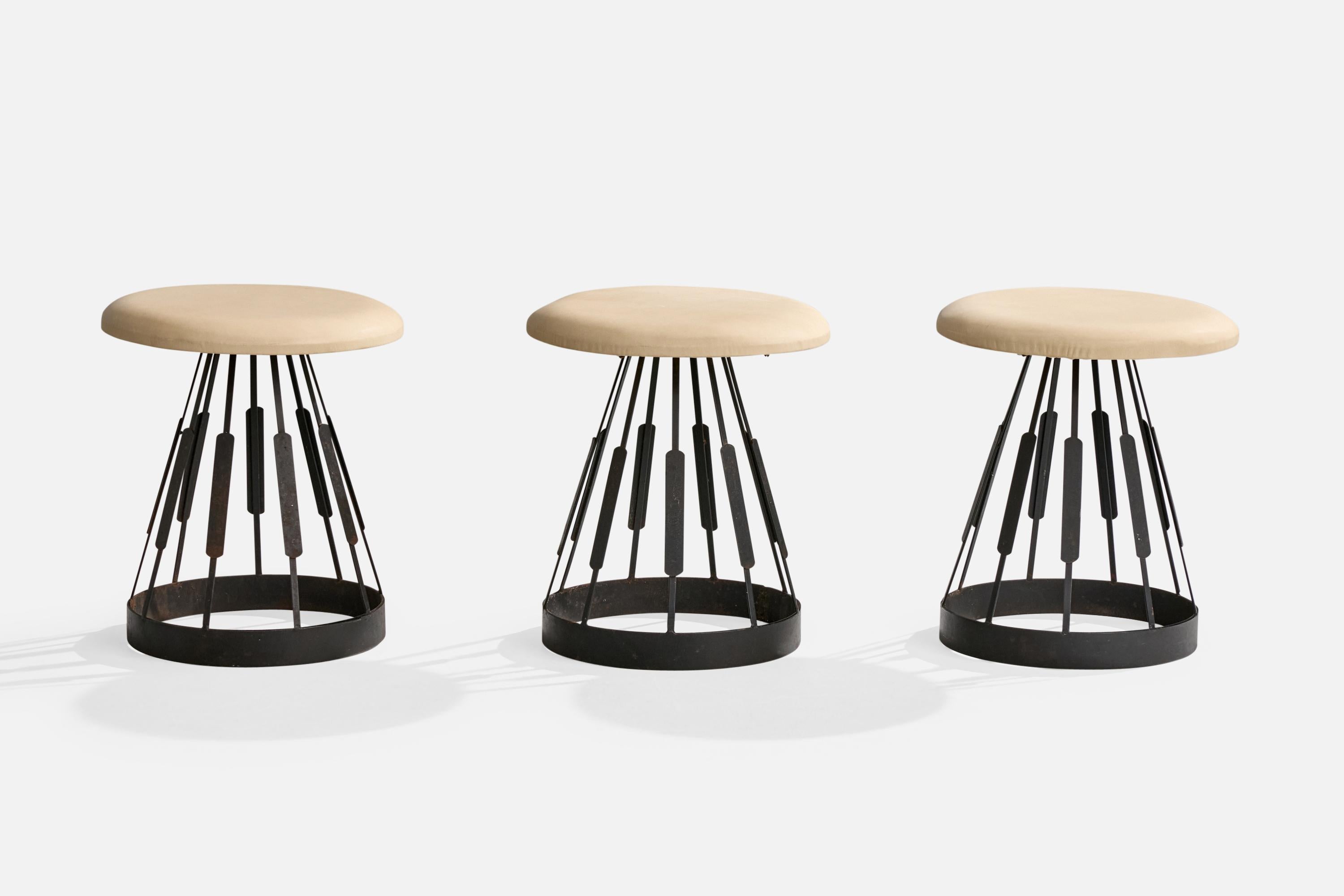 Conjunto de tres taburetes de hierro lacado en negro y cuero beige, diseñados por Arthur Umanoff y producidos por Shaver Howard, EE.UU., c. 1968.

Dimensiones totales (pulgadas): 18,5 