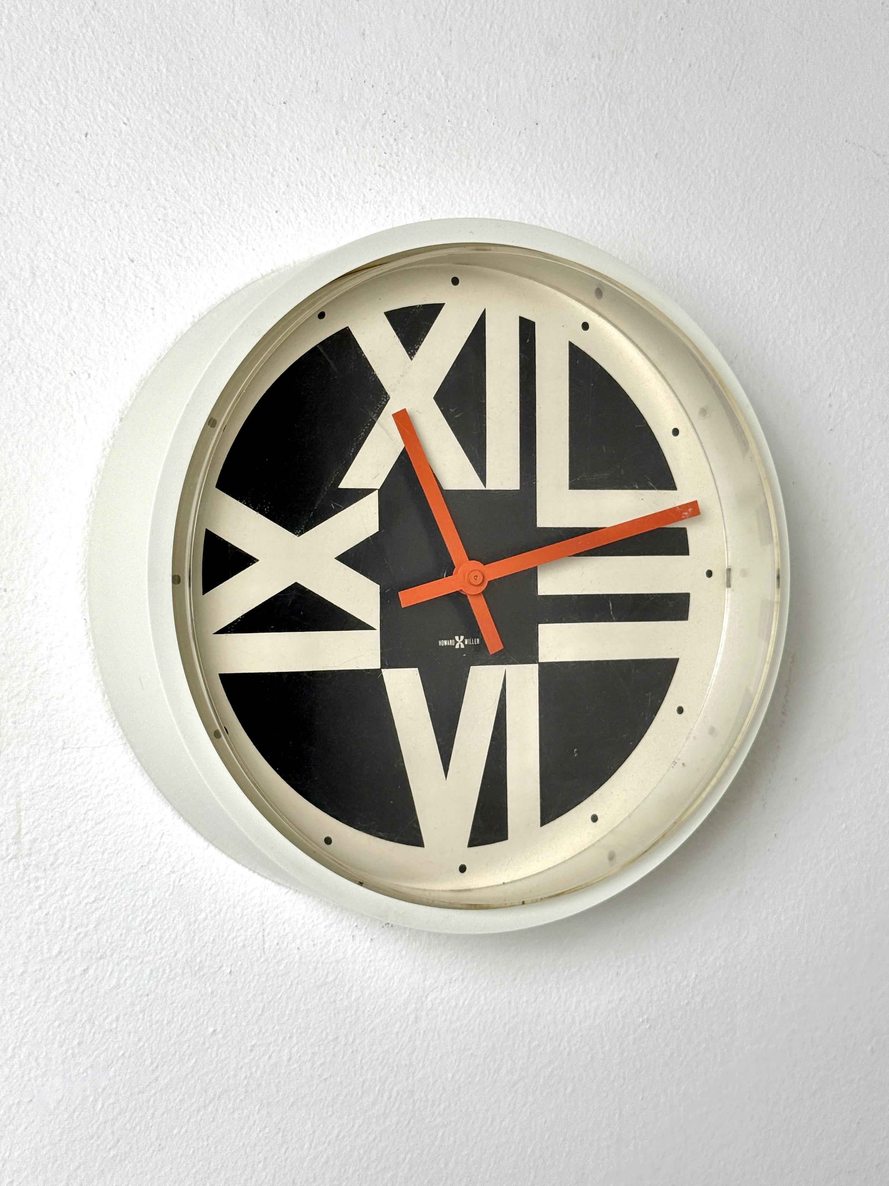 American Arthur Umanoff Swing Timer Modernist Black and White Clock Howard Miller 1970s For Sale